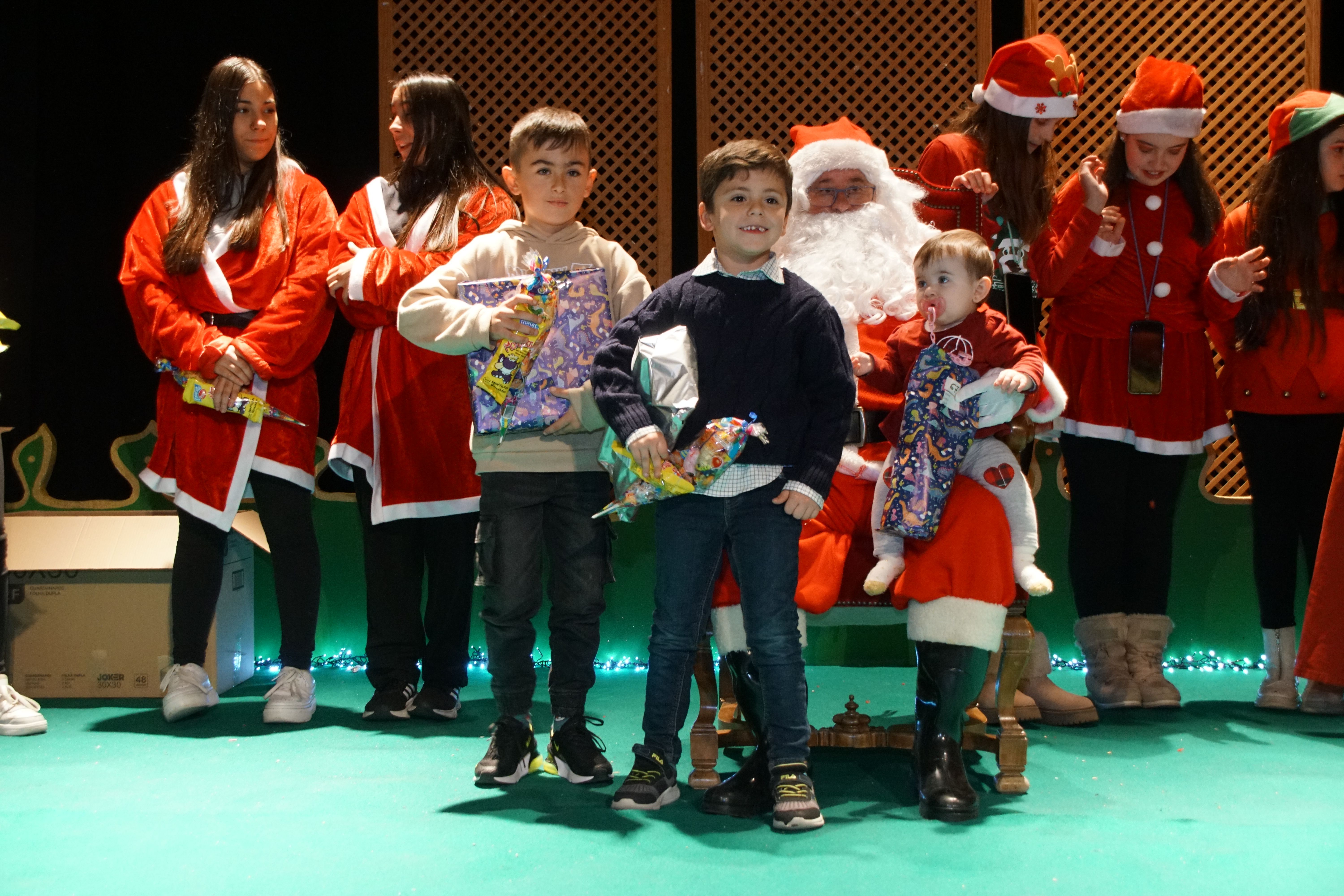 Los pequeños de Alba de Tormes reciben los regalos de Papá Noel   Foto Juanes (11)