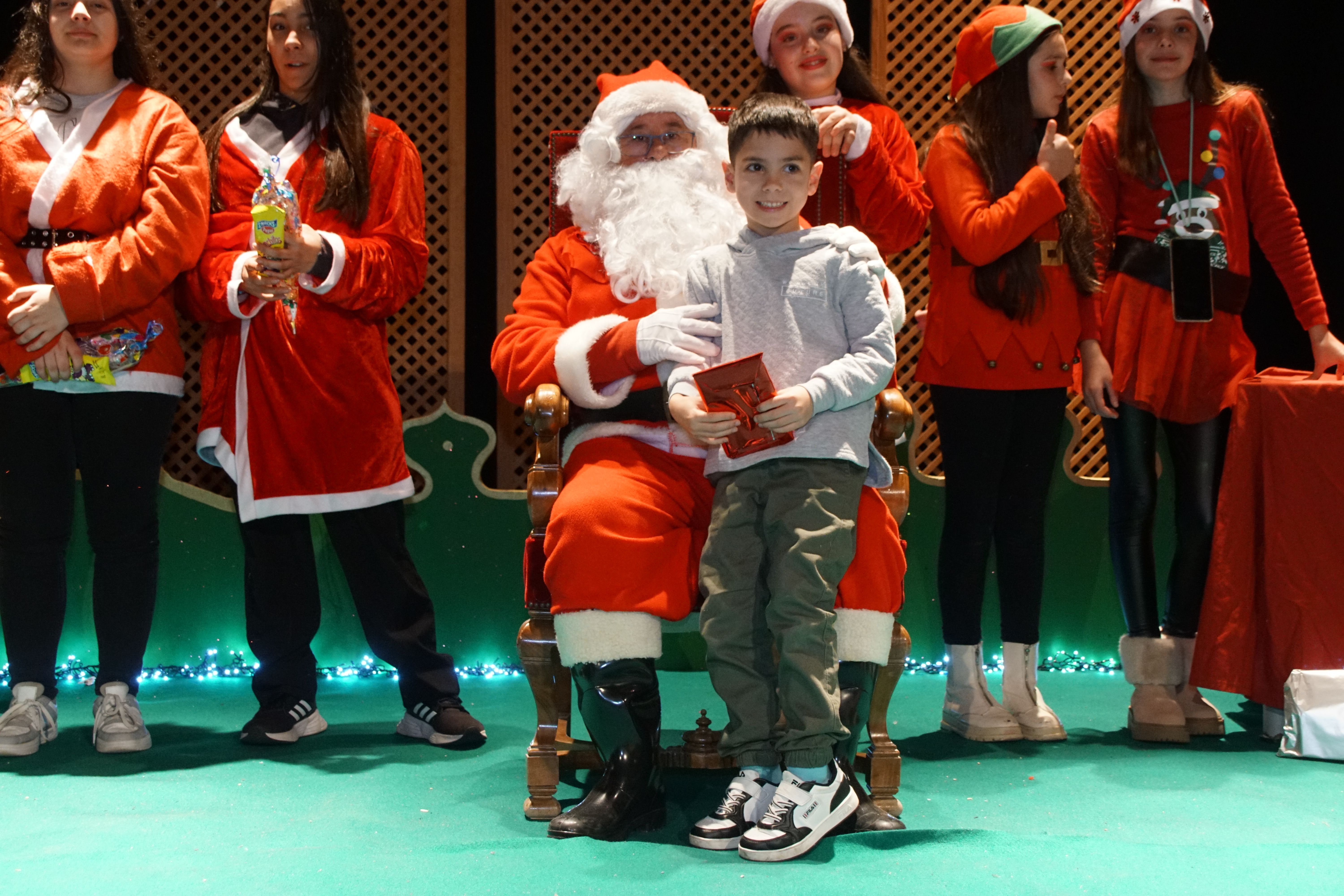 Los pequeños de Alba de Tormes reciben los regalos de Papá Noel   Foto Juanes (14)