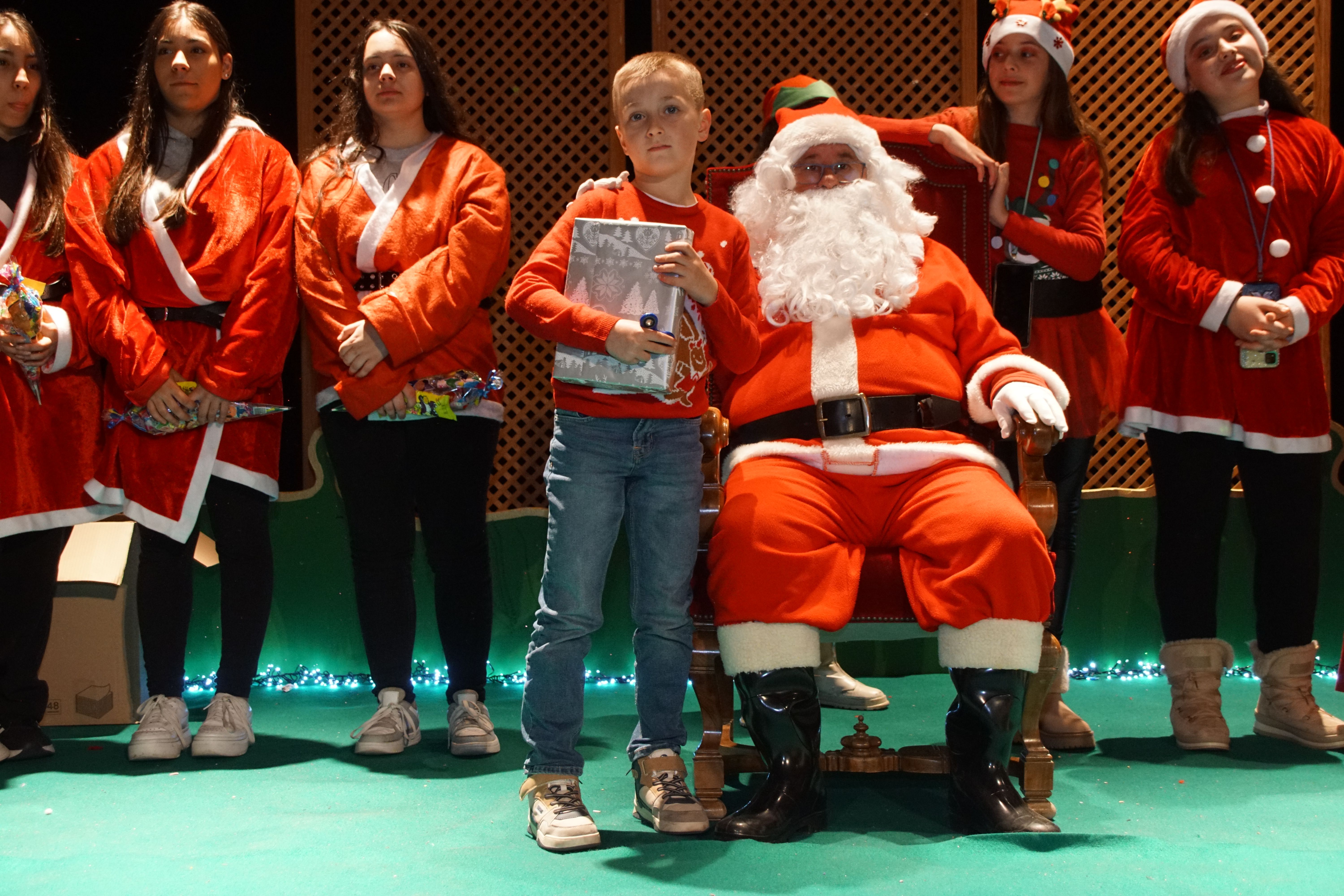 Los pequeños de Alba de Tormes reciben los regalos de Papá Noel   Foto Juanes (15)