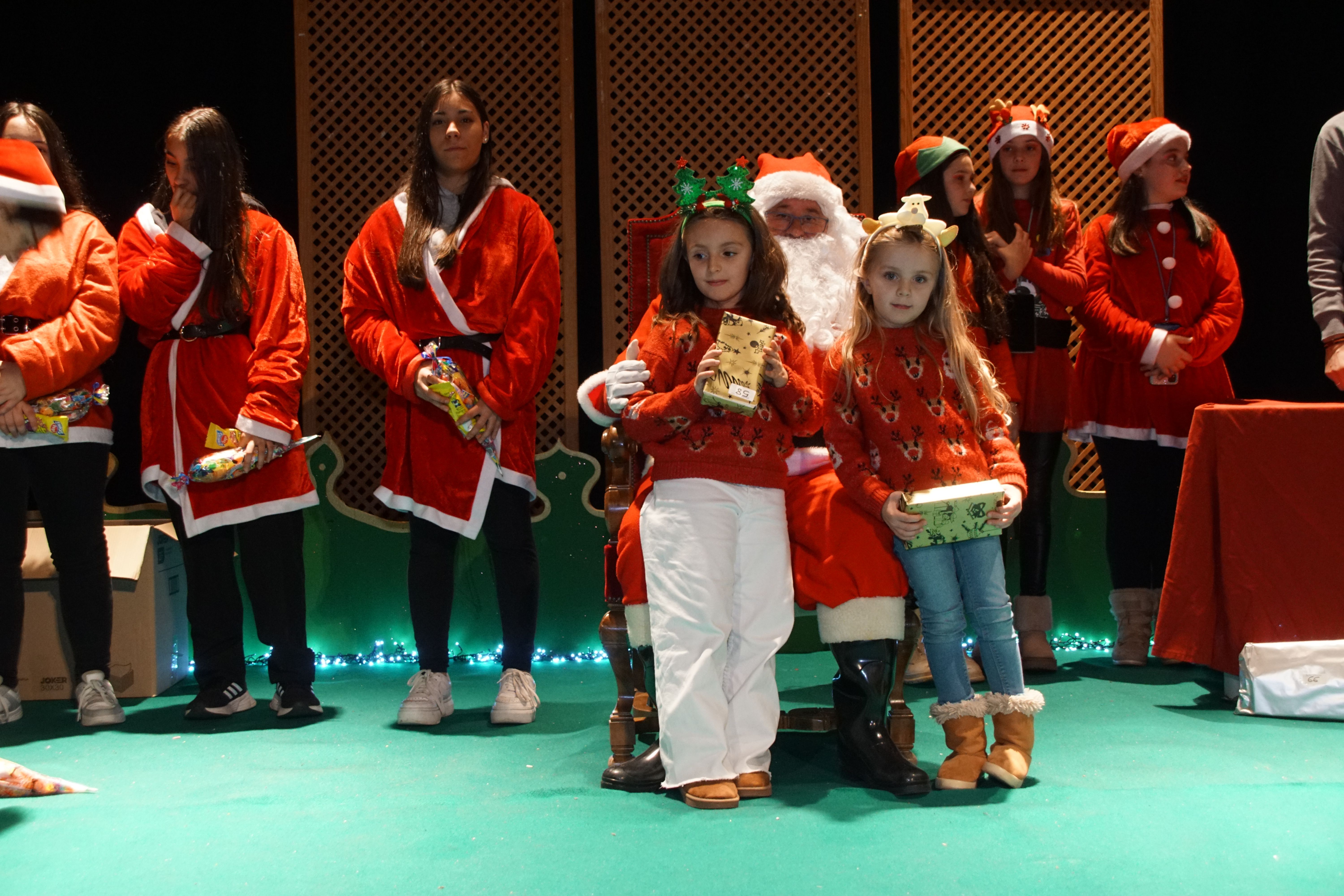 Los pequeños de Alba de Tormes reciben los regalos de Papá Noel   Foto Juanes (16)