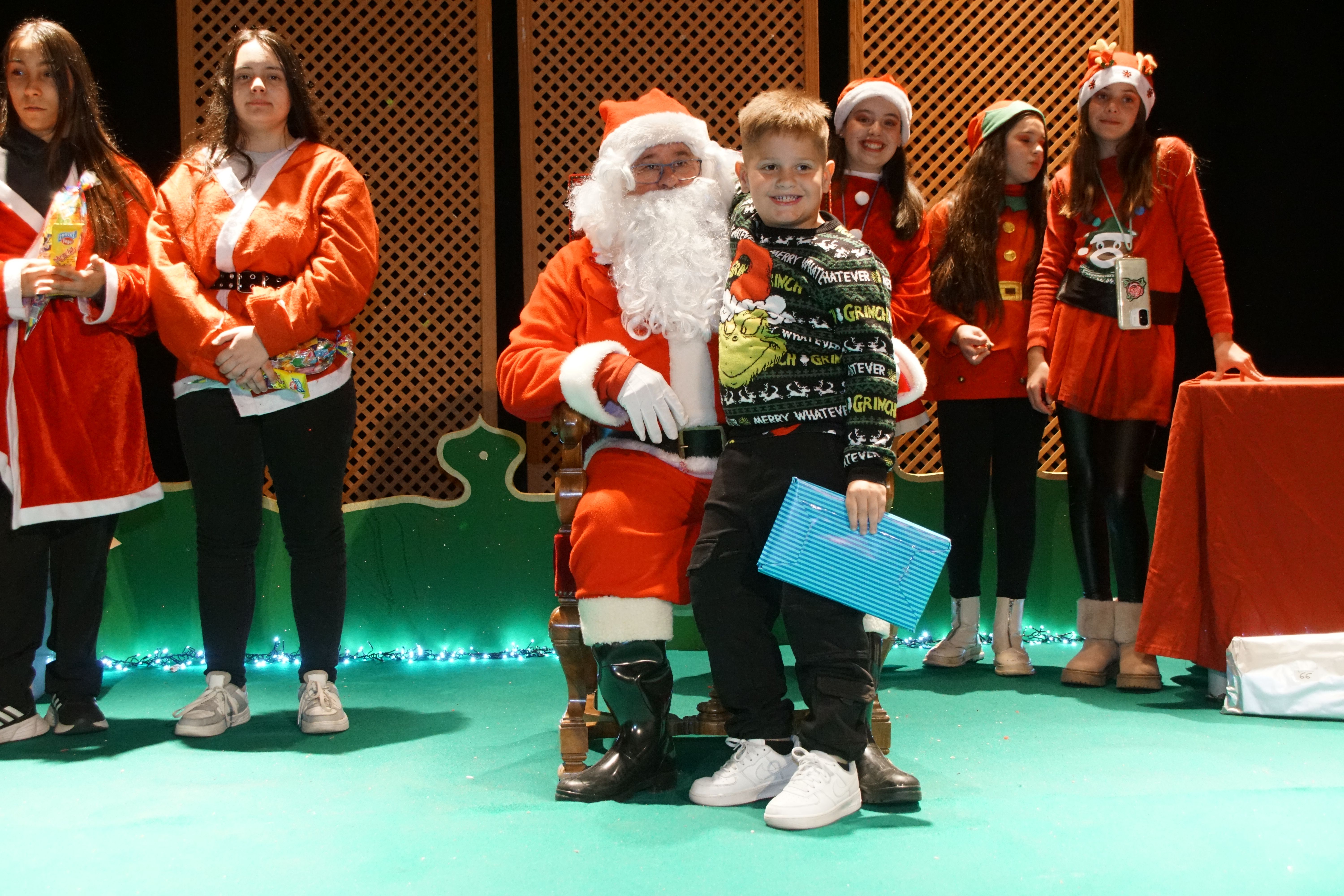 Los pequeños de Alba de Tormes reciben los regalos de Papá Noel   Foto Juanes (17)