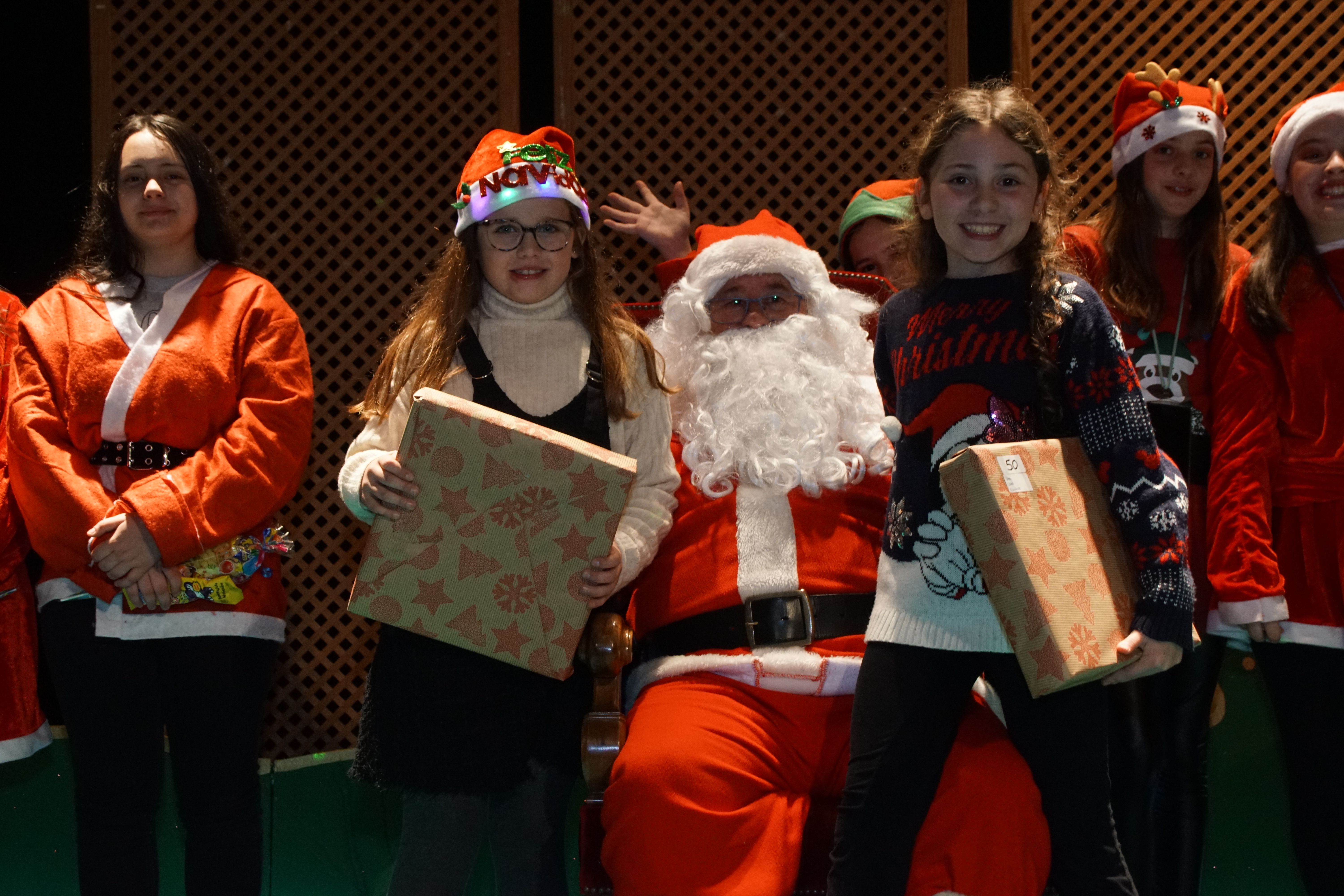 Los pequeños de Alba de Tormes reciben los regalos de Papá Noel   Foto Juanes (18)