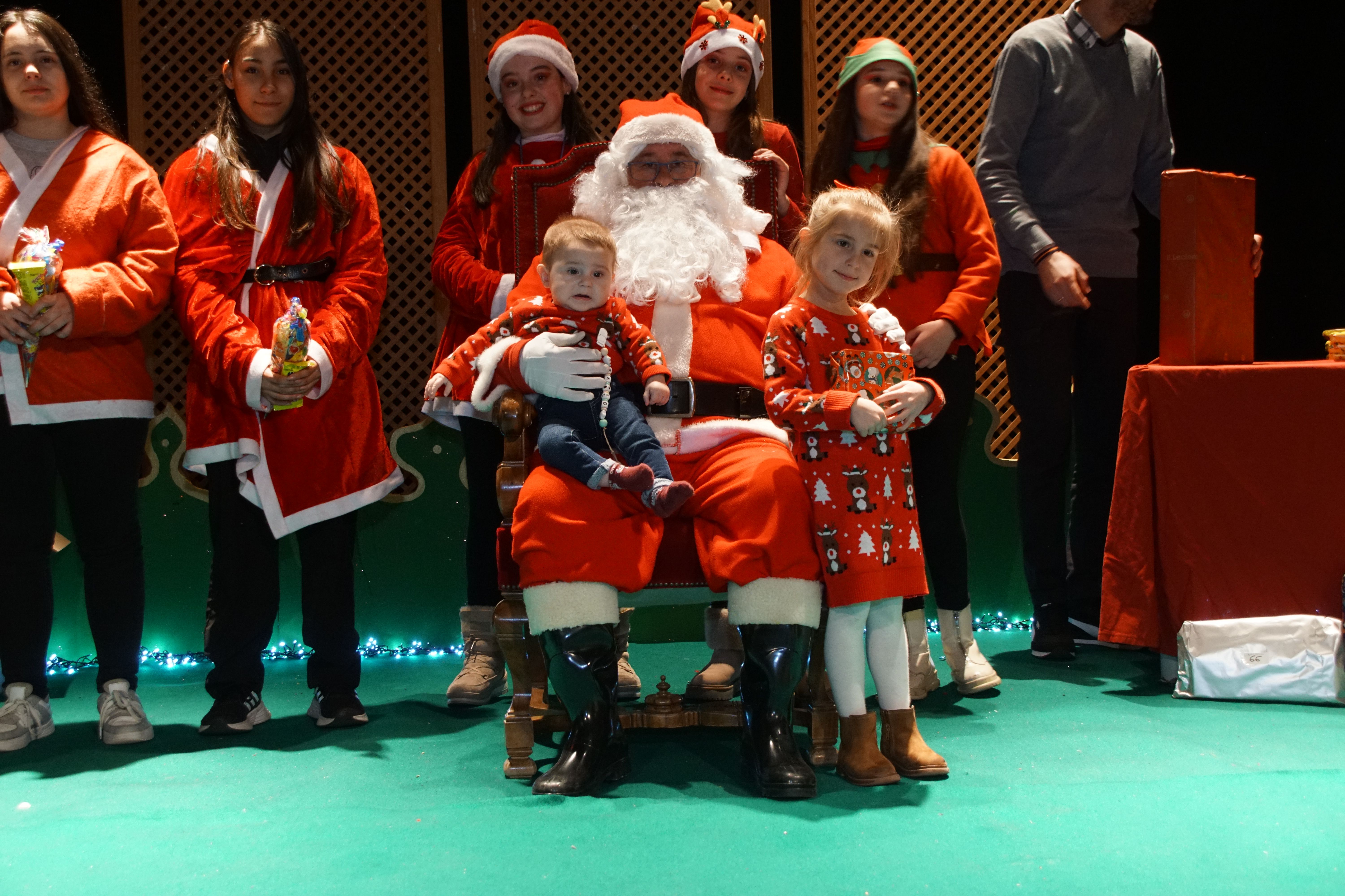 Los pequeños de Alba de Tormes reciben los regalos de Papá Noel   Foto Juanes (58)