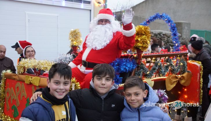 Los pequeños de Alba de Tormes reciben los regalos de Papá Noel   Foto Juanes (77)