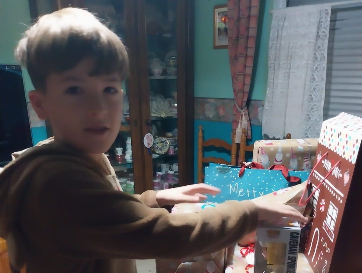 Álex abriendo los regalos de Papá Noel en la Navidad de 2024