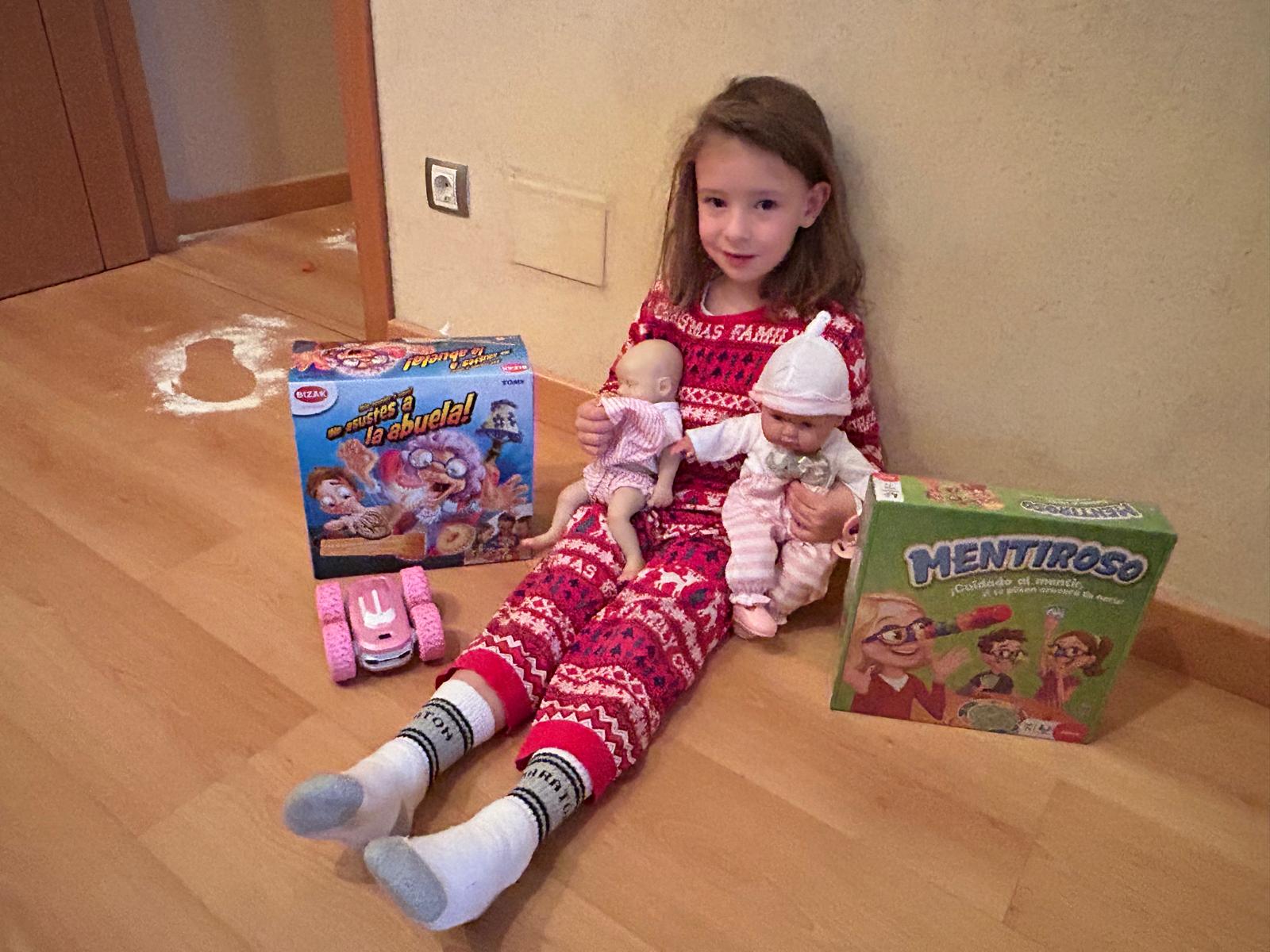  Sofía abriendo los regalos de Papá Noel desde Alba de Tormes en la Navidad de 2024