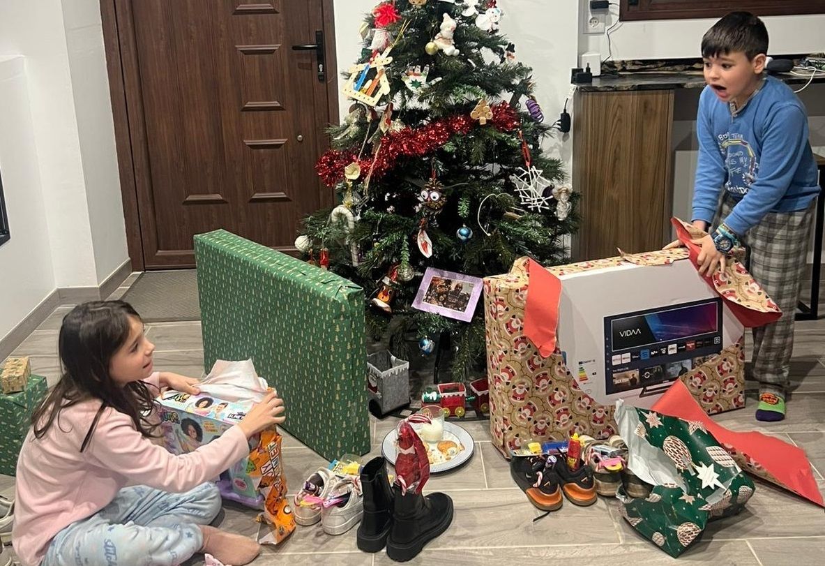 Mara e Ian desde Arabayona abriendo los regalos de Papá Noel en la Navidad de 2024