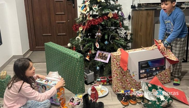 Mara e Ian desde Arabayona abriendo los regalos de Papá Noél en la Navidad de 2024