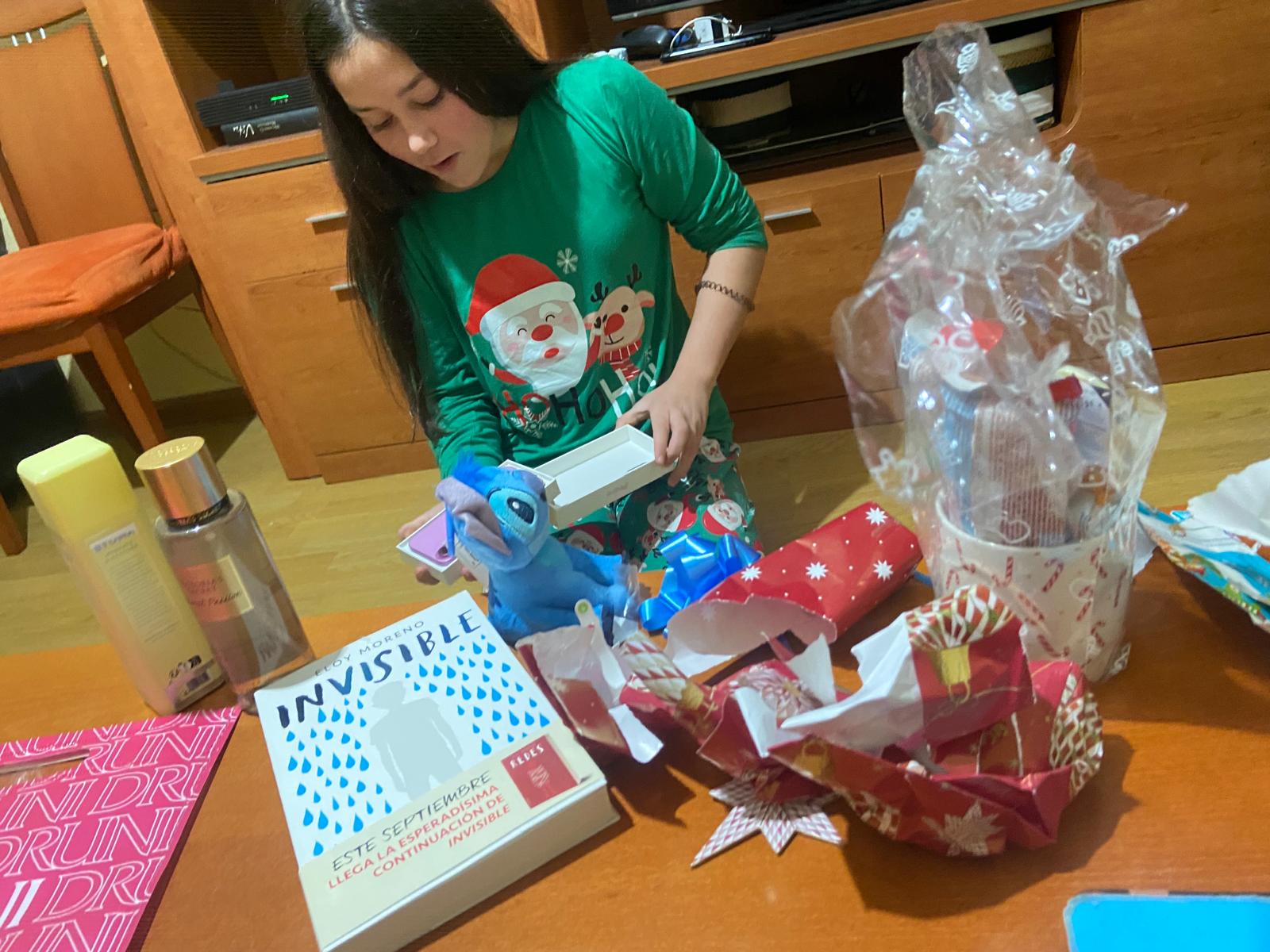 Naiara desde Salamanca abriendo los regalos de Papá Noél en la Navidad de 2024