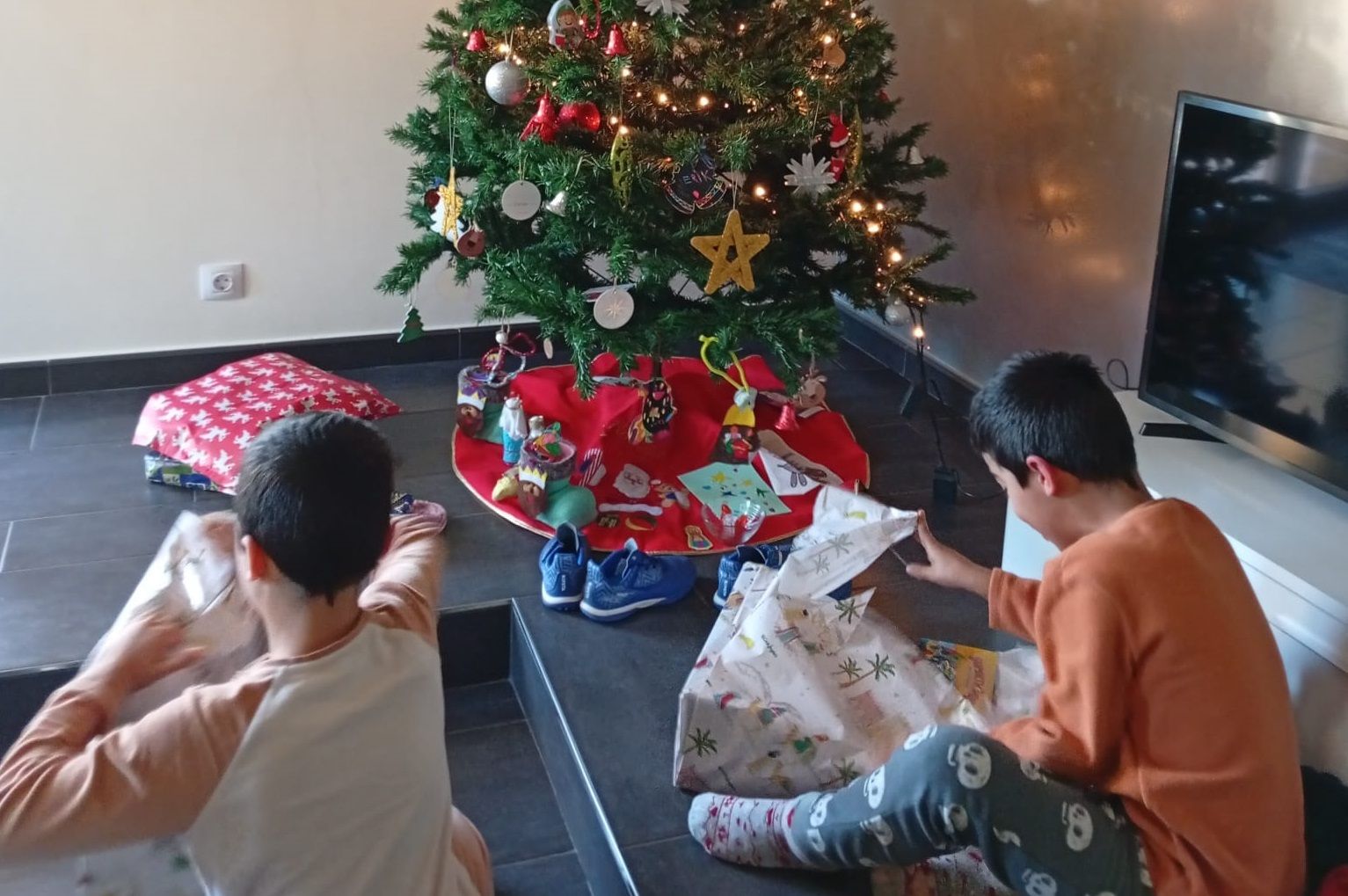 Sacha y Erick abriendo los regalos de Papá Noel en la Navidad de 2024