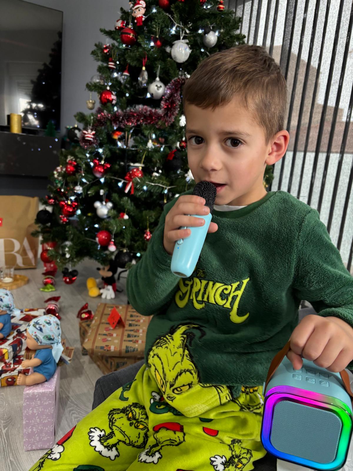 Mateo desde Babilafuente abriendo los regalos de Papá Noel en la Navidad de 2024