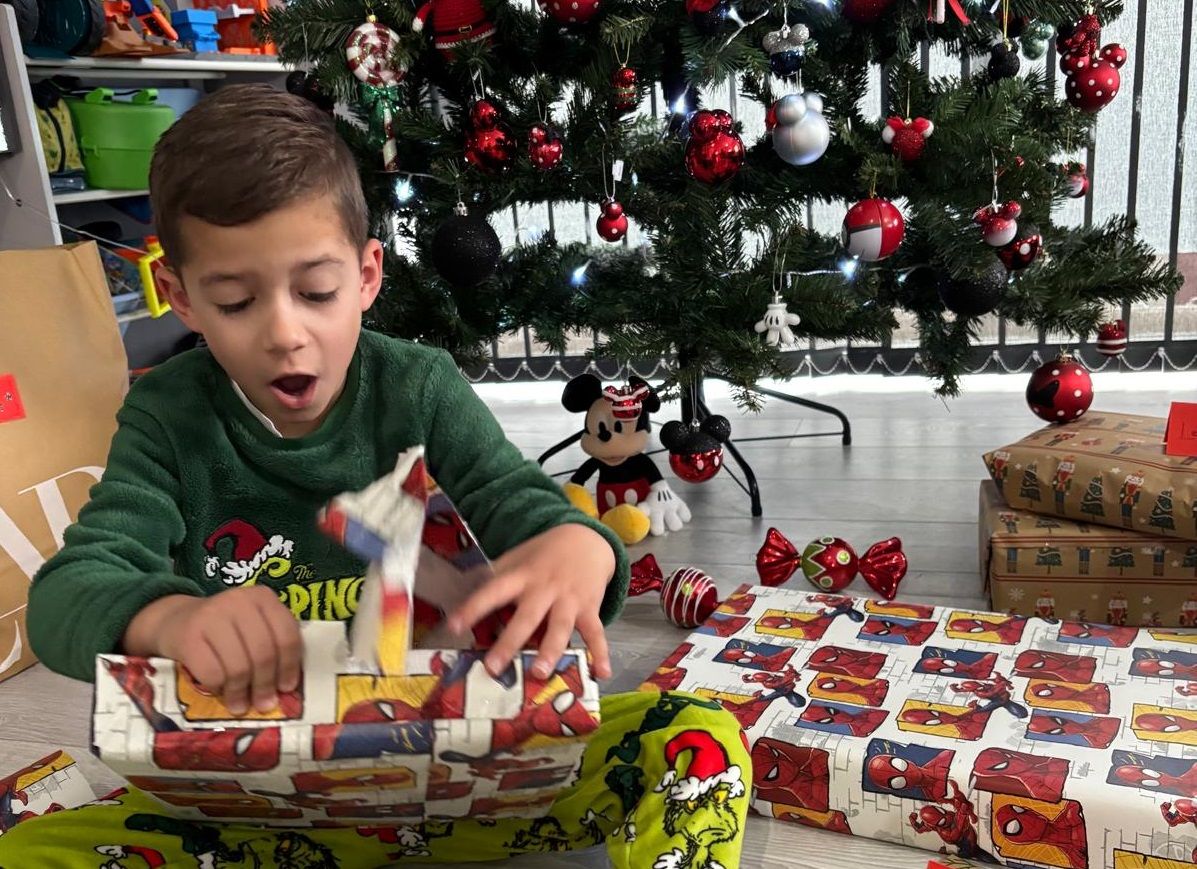 Mateo desde Babilafuente abriendo los regalos de Papá Noel en la Navidad de 2024