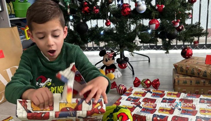 Mateo desde Babilafuente abriendo los regalos de Papá Noel en la Navidad de 2024