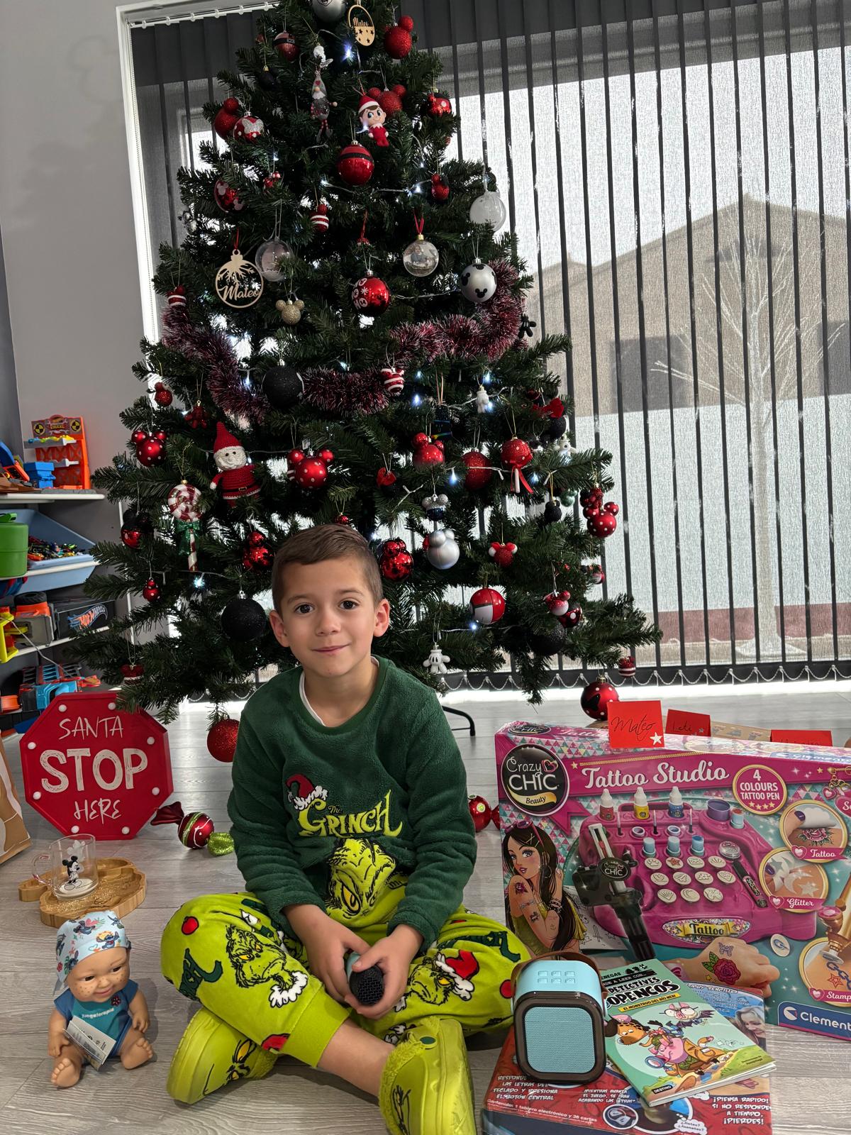 Mateo desde Babilafuente abriendo los regalos de Papá Noel en la Navidad de 2024