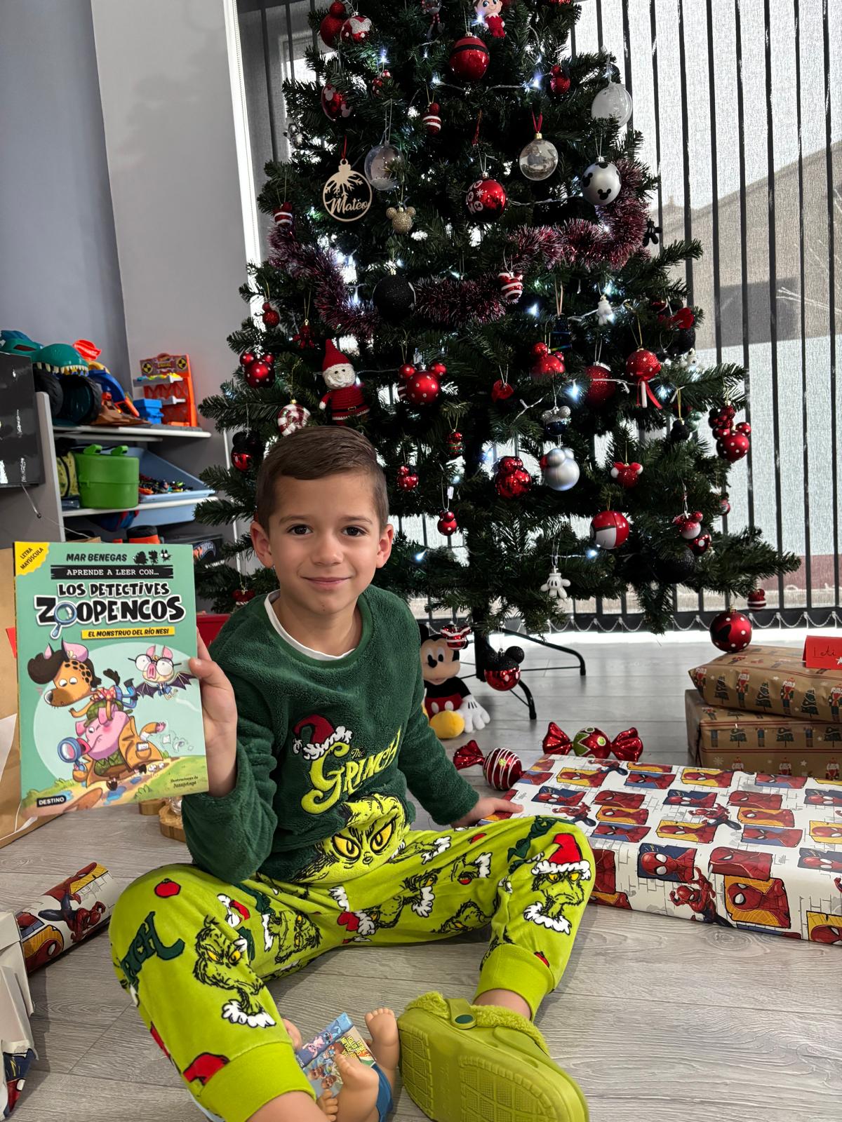 Mateo desde Babilafuente abriendo los regalos de Papá Noel en la Navidad de 2024