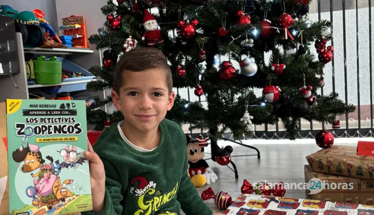 Mateo desde Babilafuente abriendo los regalos de Papá Noel en la Navidad de 2024