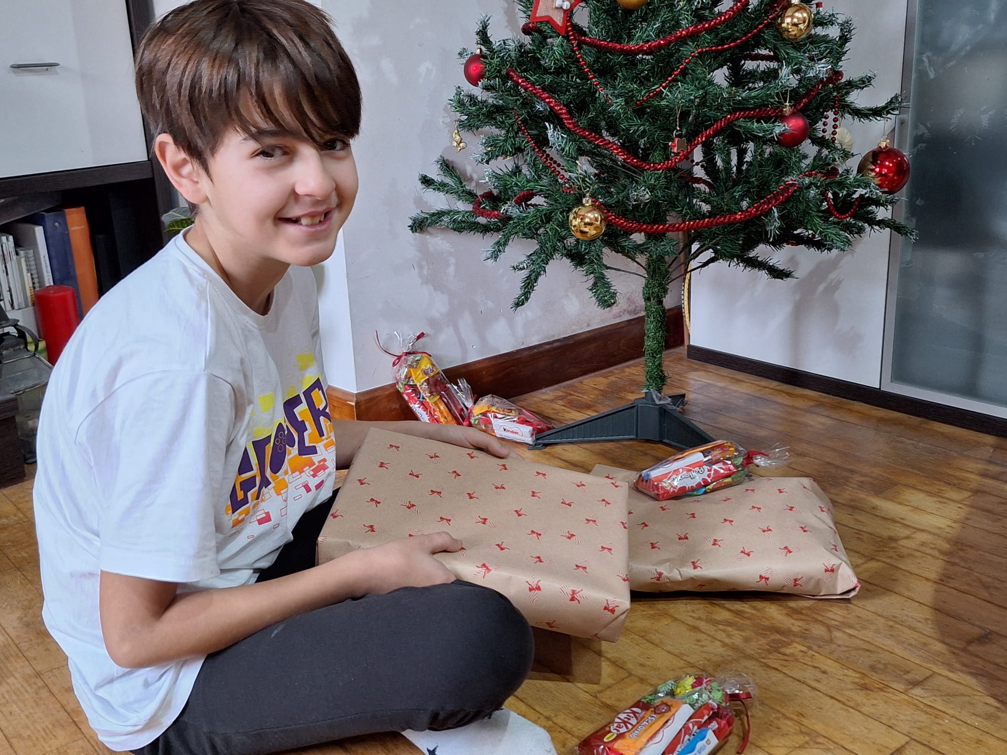 Mario abriendo los regalos de Papá Noel en la Navidad de 2024