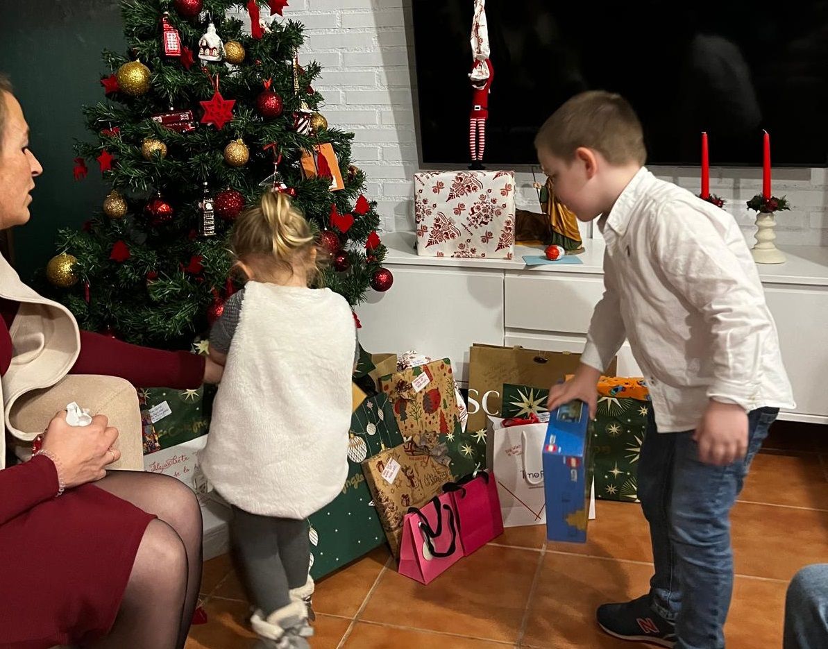 Alejandro y Carla abriendo los regalos de Papá Noel en la Navidad de 2024