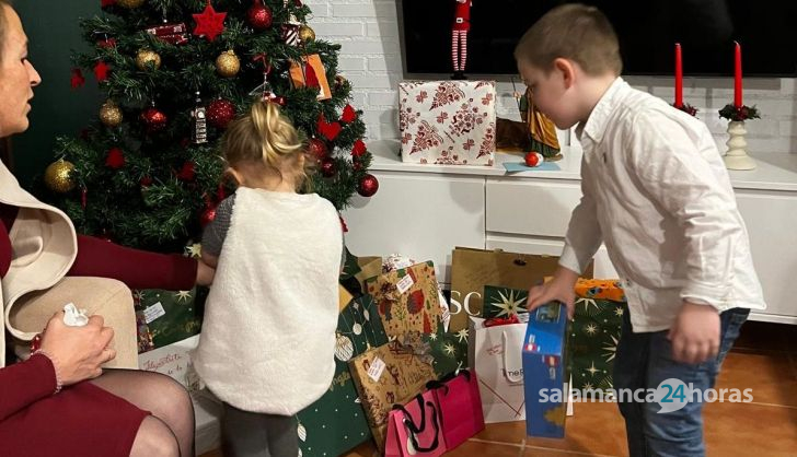 abriendo los regalos de Papá Noel en la Navidad de 2024