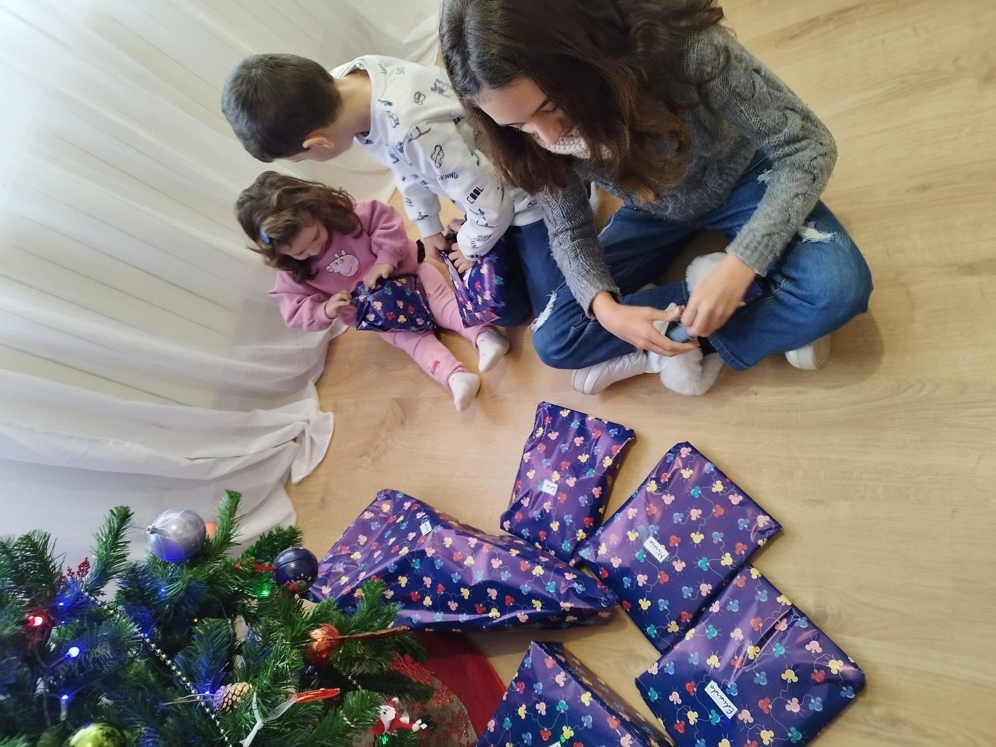 Lucía, Daniel y Laia abriendo los regalos de Papá Noel en la Navidad de 2024