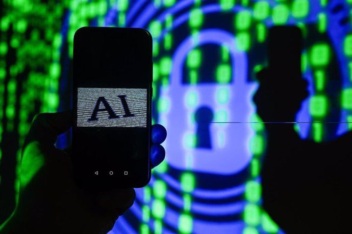 El símbolo de la Inteligencia Artificial (IA) aparece en un smartphone con líneas de código de fondo. Foto EP