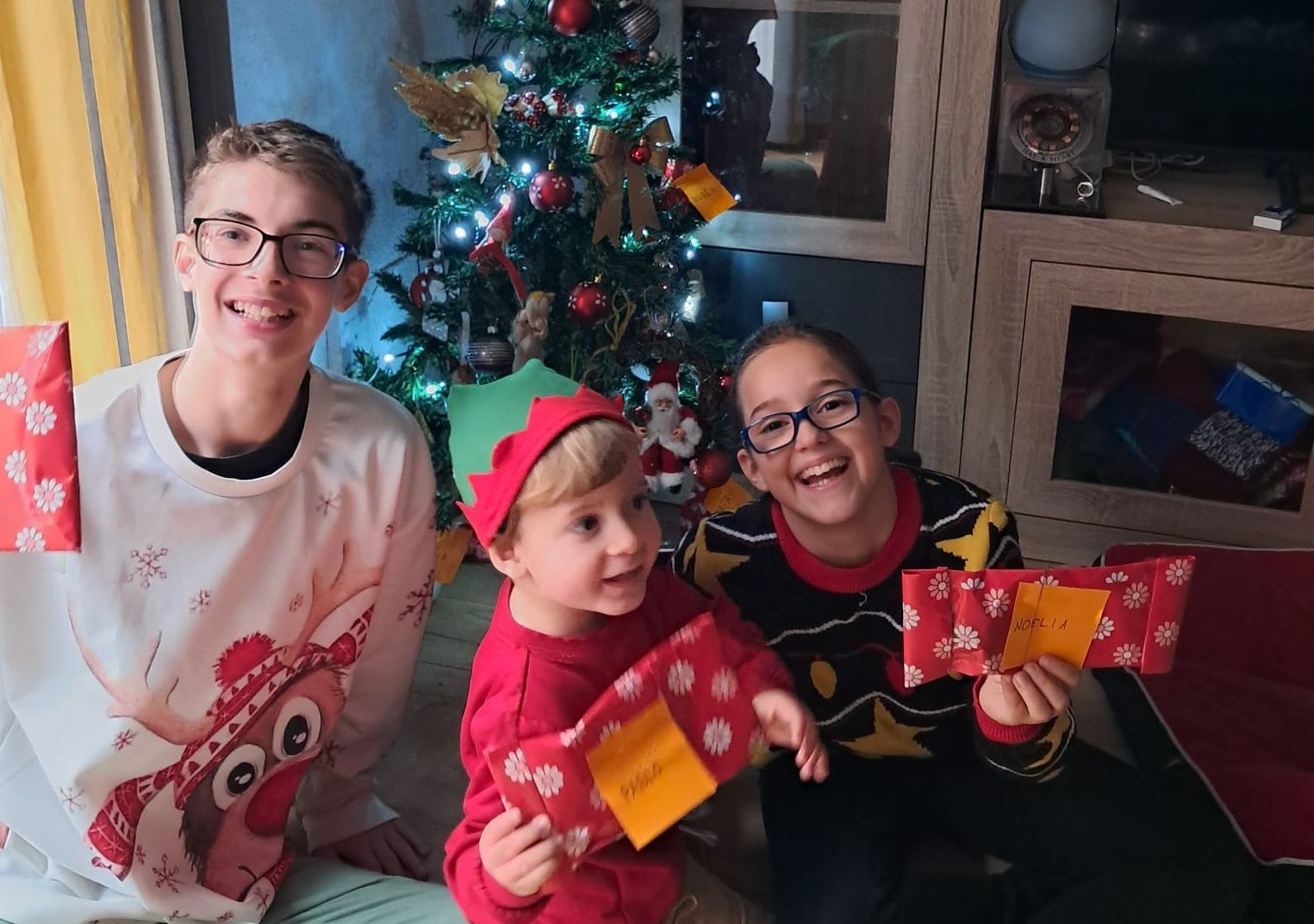 Jaime, Pablo y Noelia  abriendo los regalos de Papá Noel en la Navidad de 2024