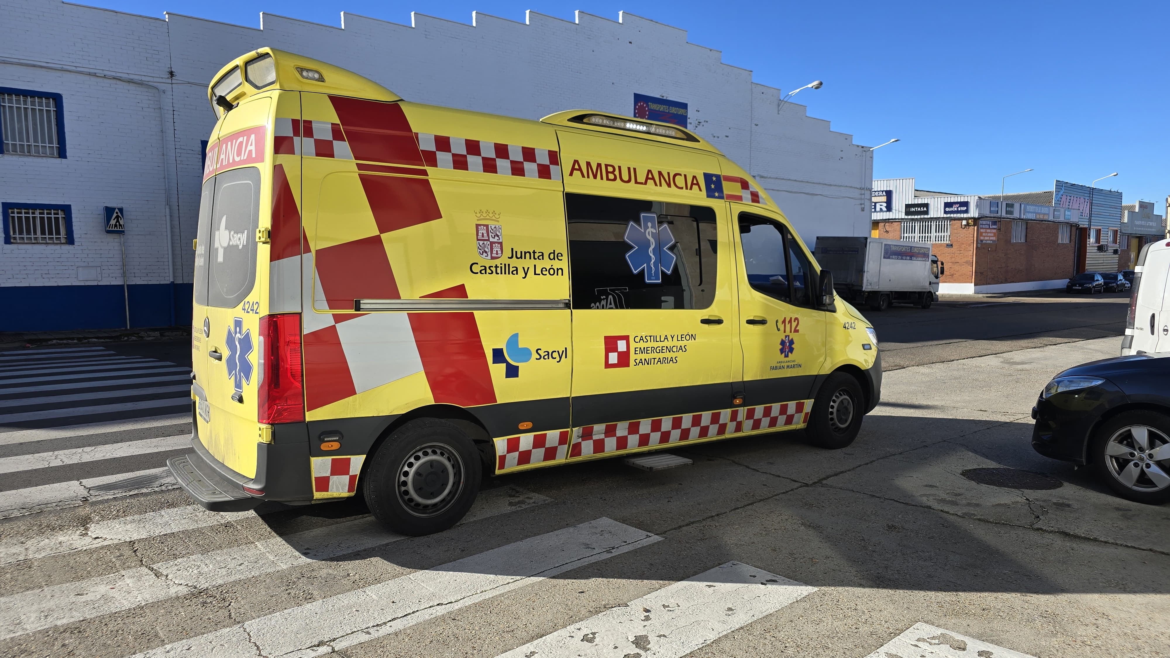 Ambulancia en la avenida Fuentesaúco, Villares de la Reina. Foto Andrea M. 