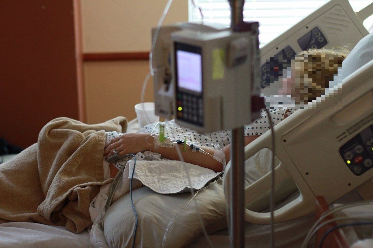 Mujer en una cama de hospital. Foto @infosalus_com