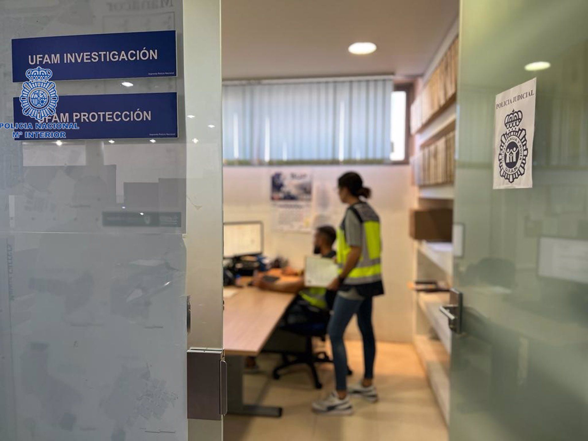 Agentes de la UFAM en una comisaría.   POLICÍA NACIONAL   Archivo