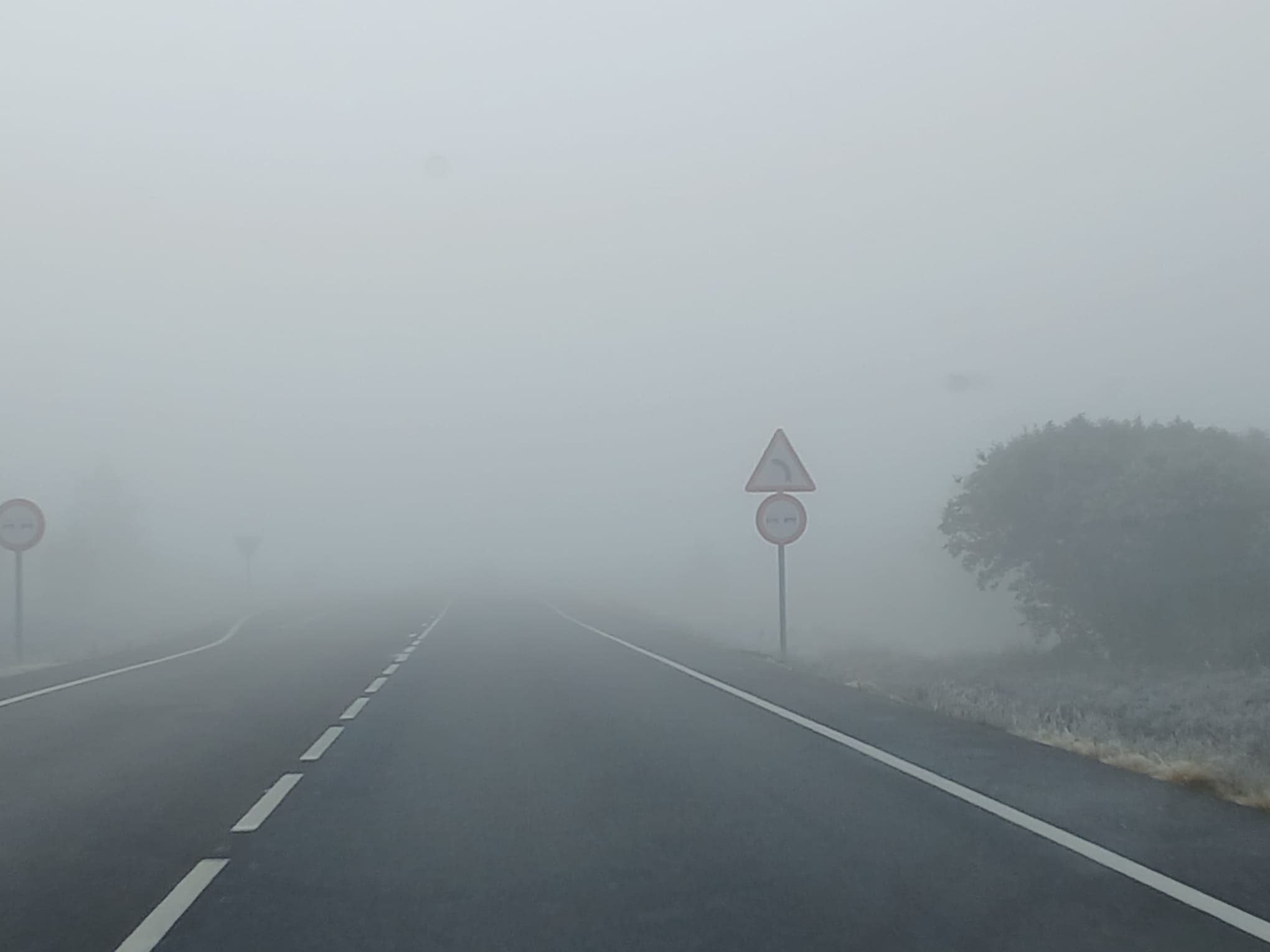 Helada y niebla en Pedraza de Alba. Foto de archivo