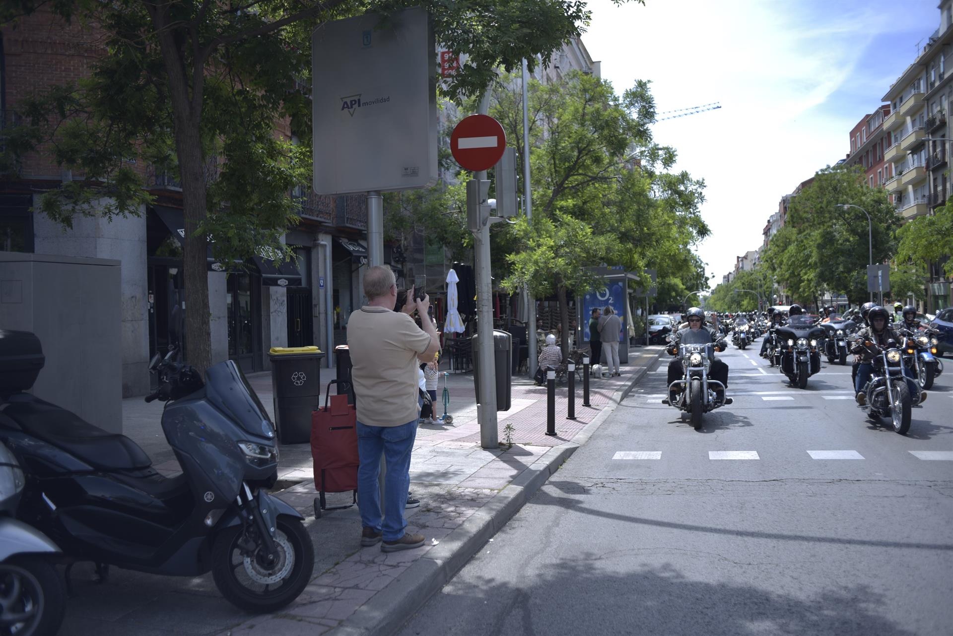 Archivo - Un hombre observa la 20 edición del desfile Harley-Davidson KM0, a 12 de mayo de 2024, en Madrid (España). El desfile KM0 cierra la vigésima edición de la concentración Harley-Davidson KM0. Según ha informado la asociación H.O.G. Madrid Chapter - Mateo Lanzuela - Europa Press - Archivo