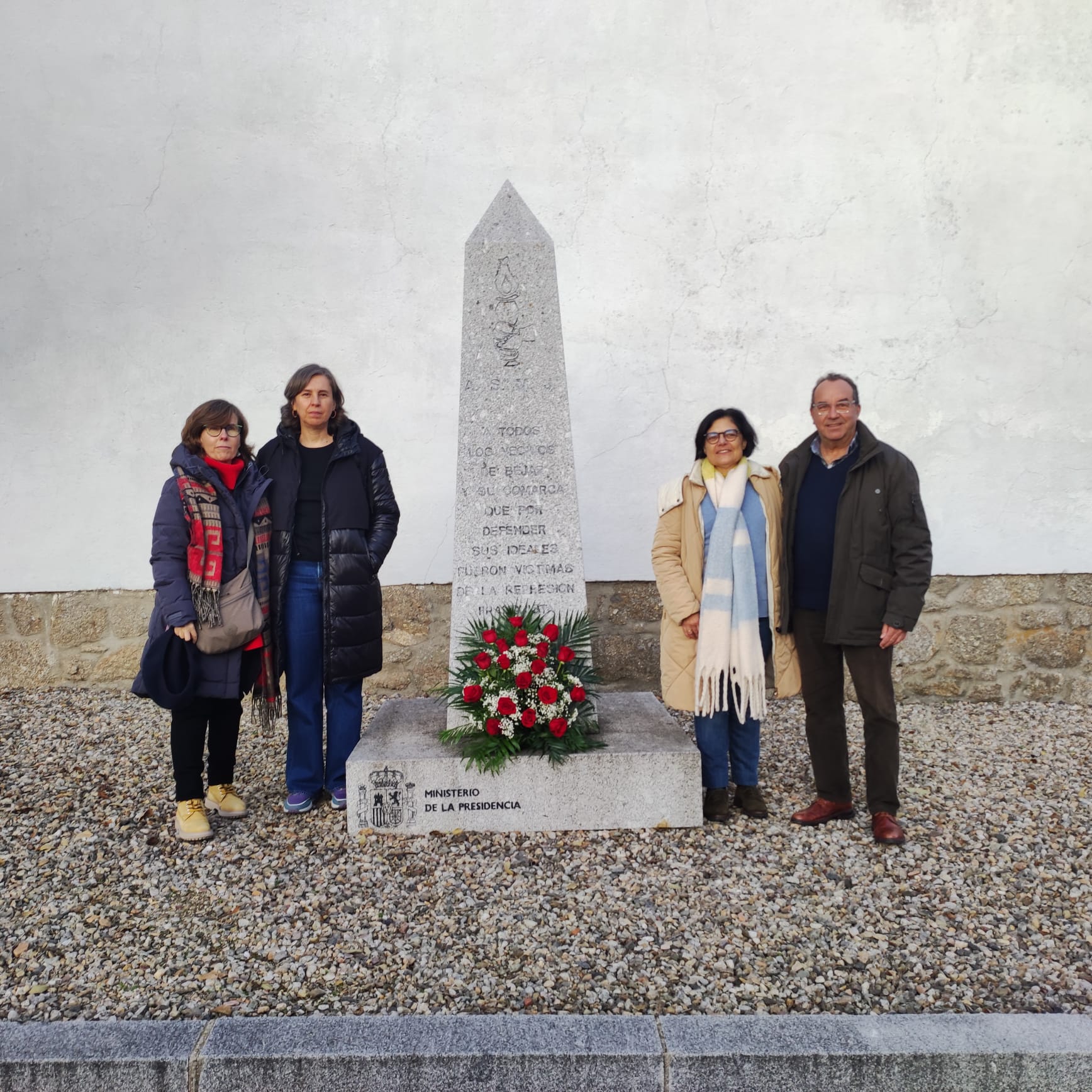 Nuria del Álamo, Eugenia Torijano y Marta León con Ramón Hernández Garrido 