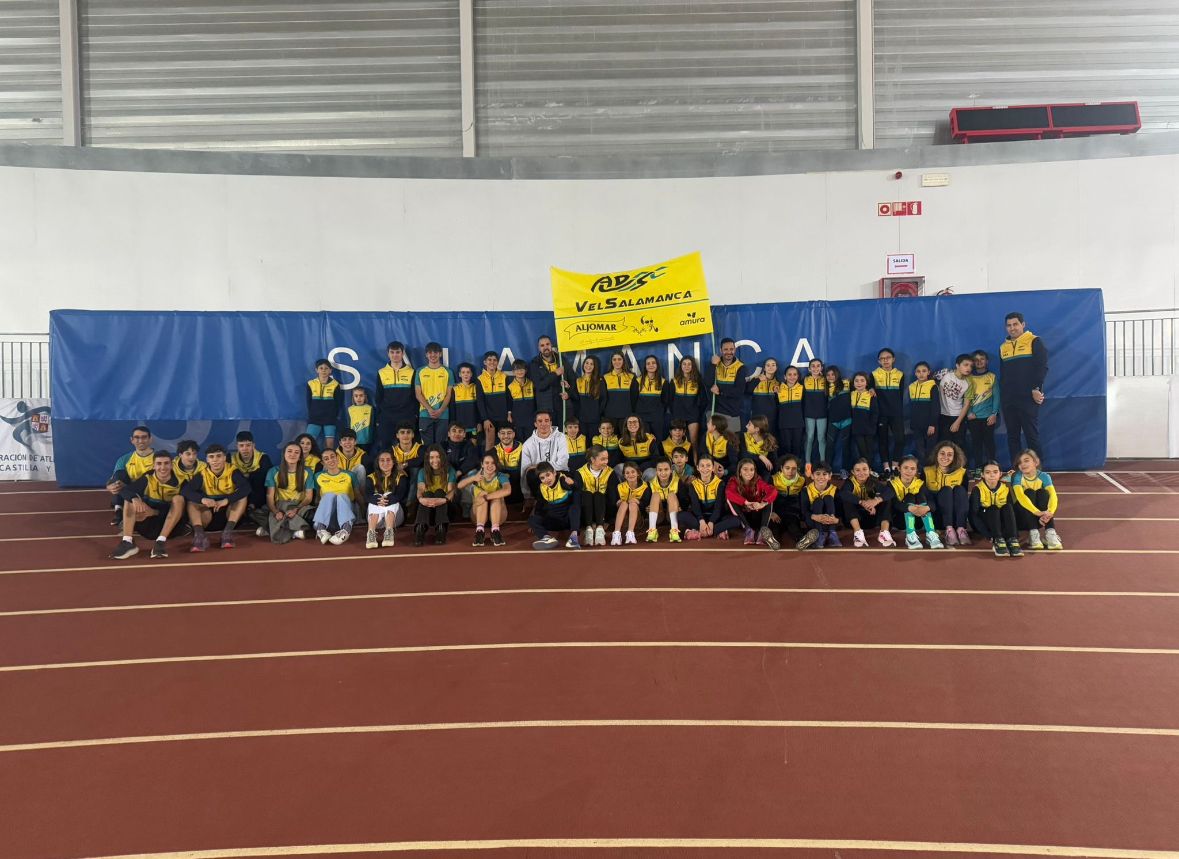 Mario García Romo acompaña al Club de Atletismo Velsalamanca en su tradicional entreno de Navidad. Foto Velsalamanca