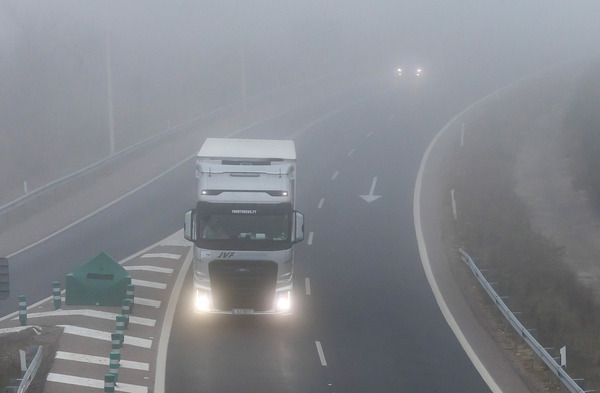 Vicente / ICAL. La niebla dificulta la circulación en la A-62, a la altura de Ciudad Rodrigo(Salamanca), diciembre de 2024