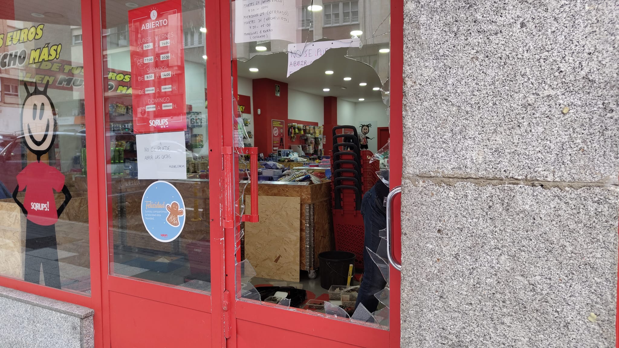 Revienta con una alcantarilla el cristal de una tienda en la avenida Portugal  y roba material y dinero de la caja registradora