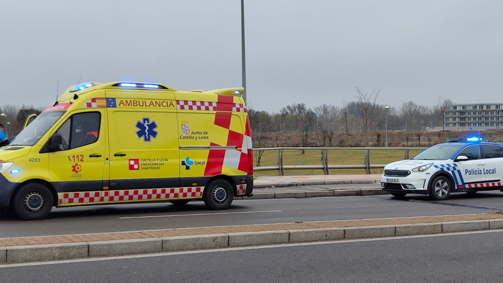 Policía Local y ambulancia.