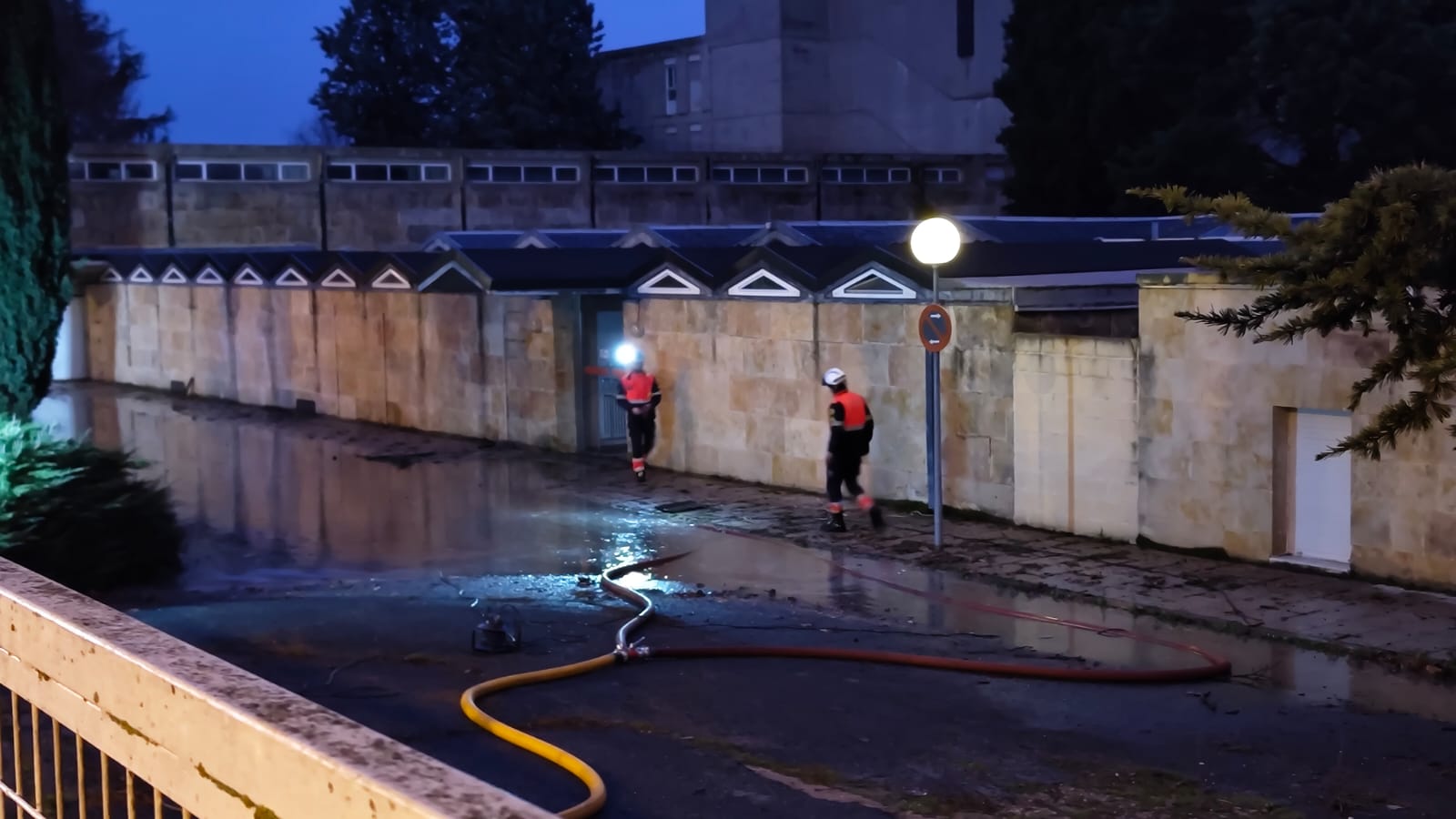  Fuga de agua en la residencia de mayores abandonada de la carretera de Aldealengua. Fotos Míkel Antúnez