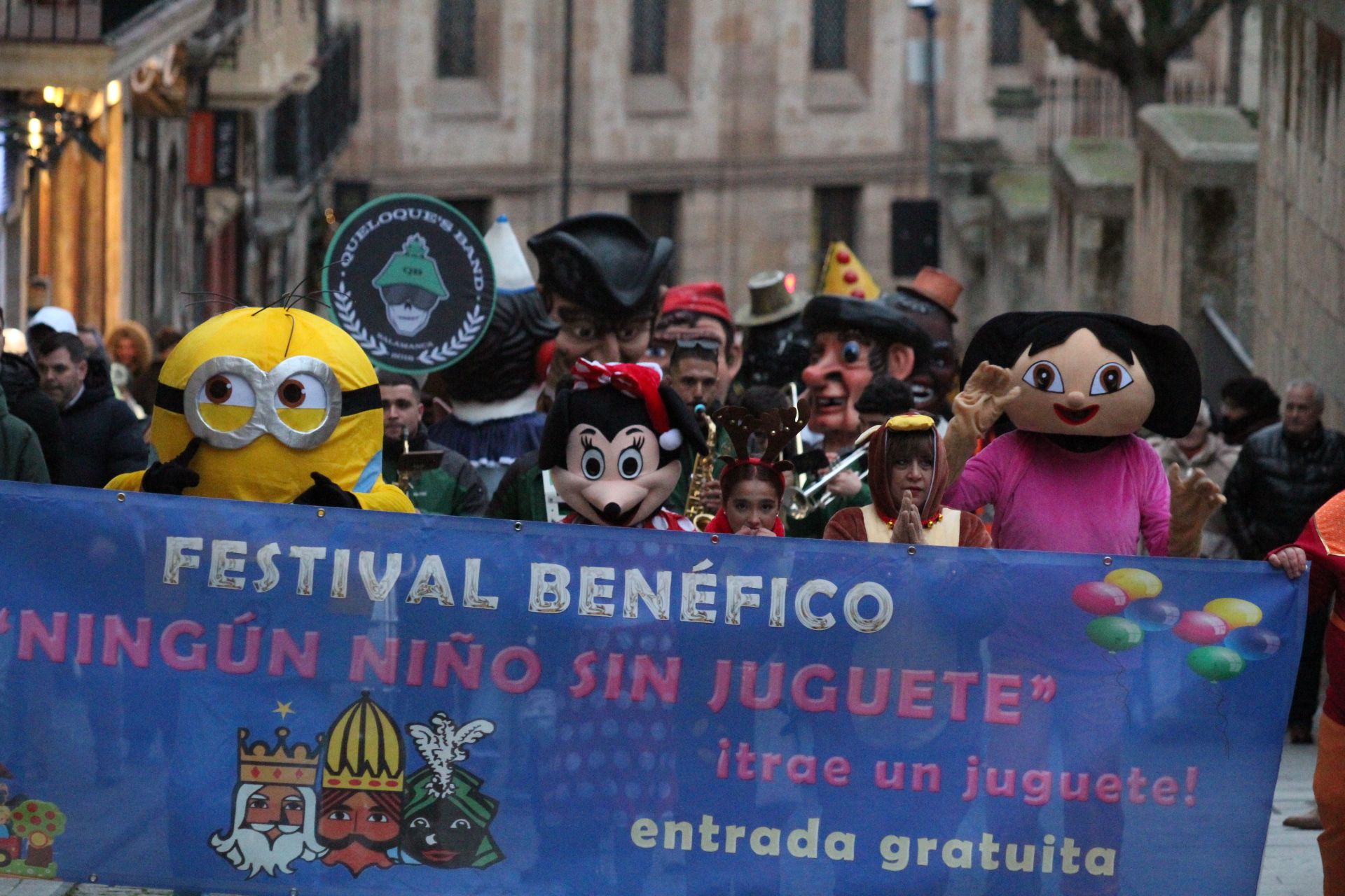 La Salamanca más solidaria se vuelca para donar juguetes que se enviarán a los niños afectados por la DANA. Fotos Míkel Antúnez