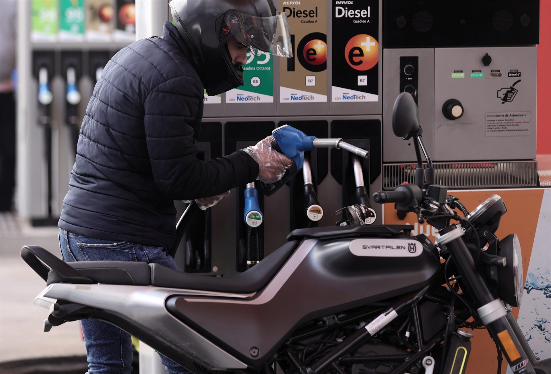 Archivo - Un hombre llena el depósito de su moto - Eduardo Parra - Europa Press - Archivo