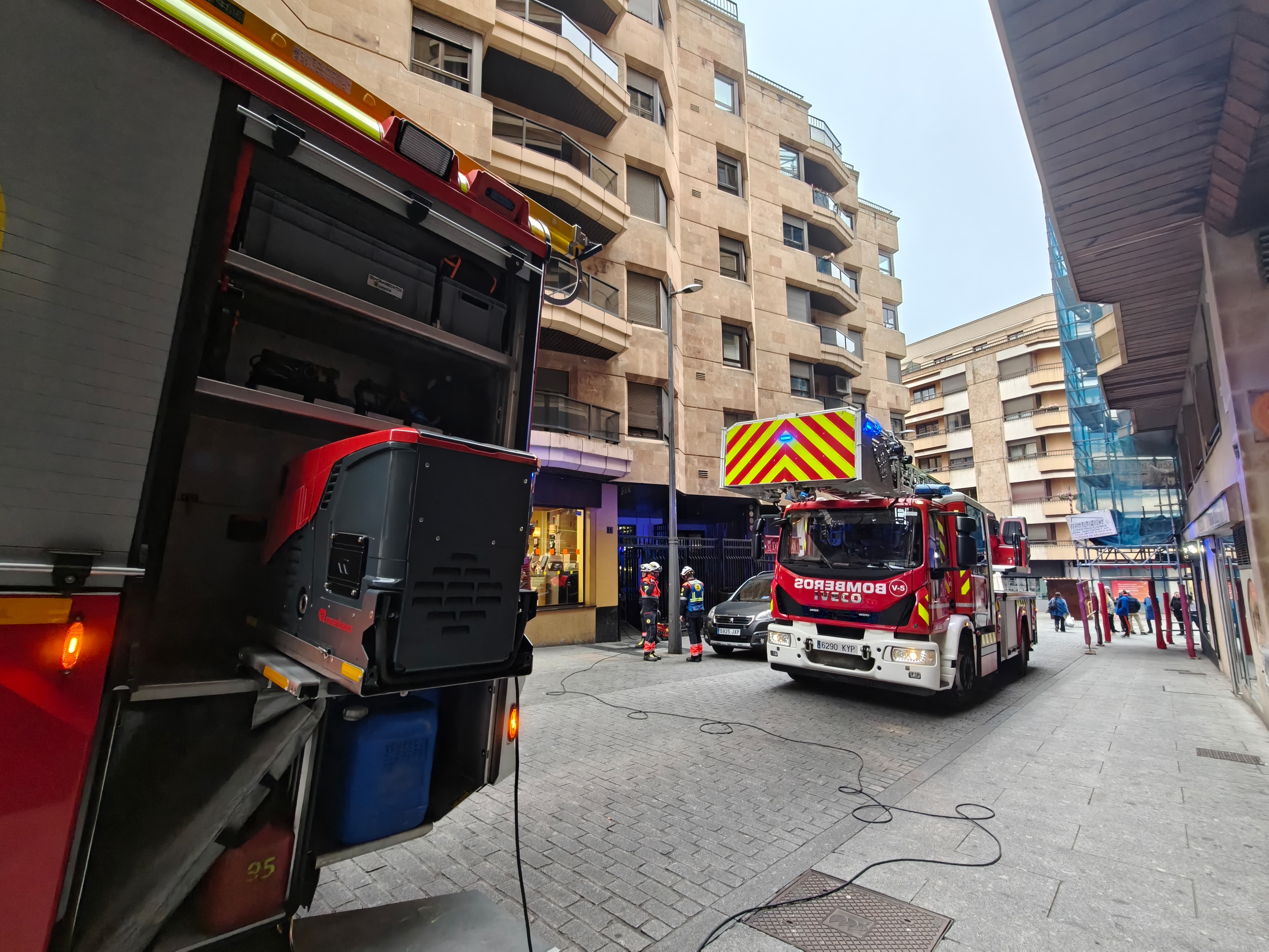 GALERÍA | Los Bomberos acuden hasta la Cuesta del Carmen por un incendio en una cocina