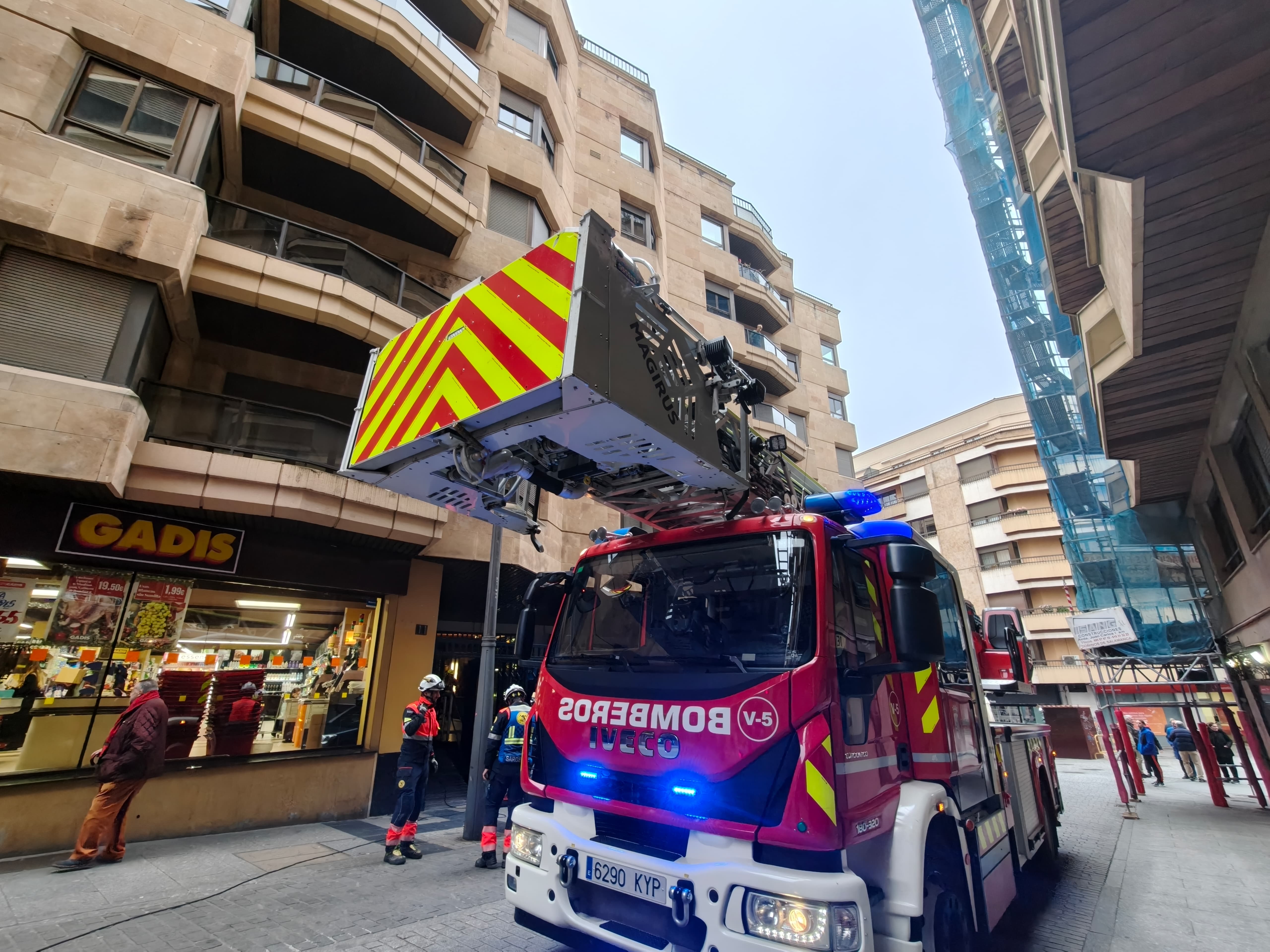 GALERÍA | Los Bomberos acuden hasta la Cuesta del Carmen por un incendio en una cocina