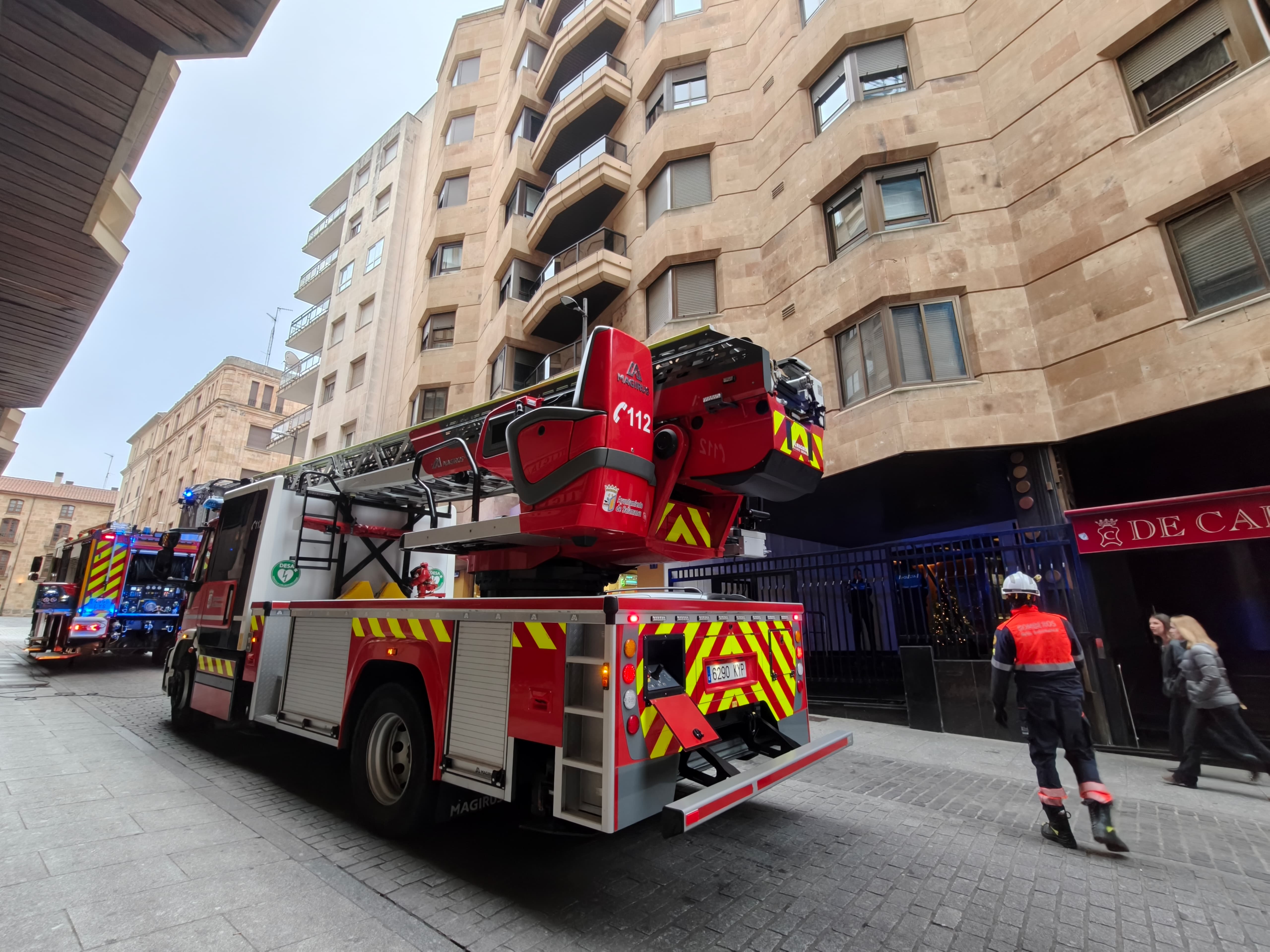 GALERÍA | Los Bomberos acuden hasta la Cuesta del Carmen por un incendio en una cocina