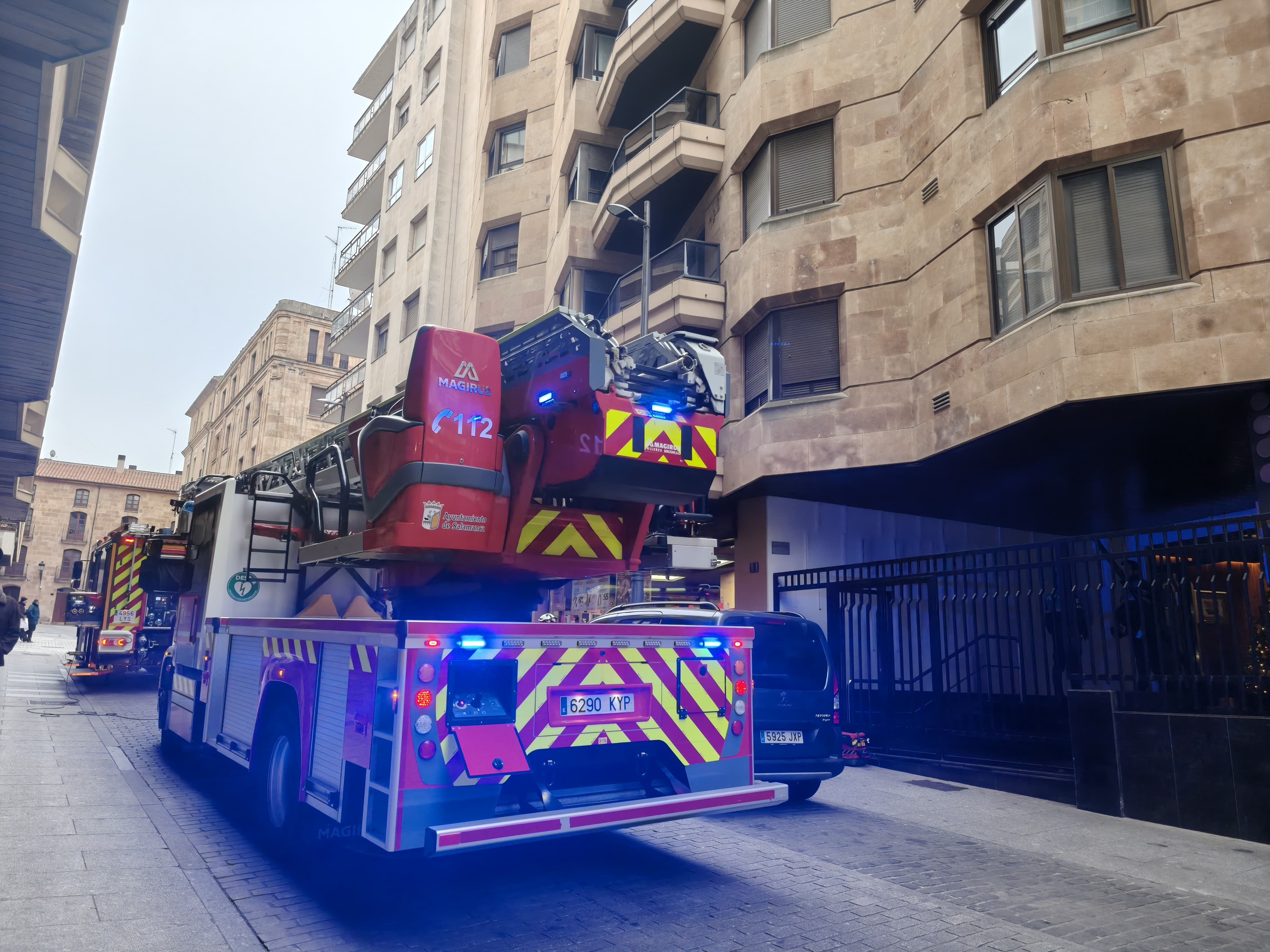 GALERÍA | Los Bomberos acuden hasta la Cuesta del Carmen por un incendio en una cocina