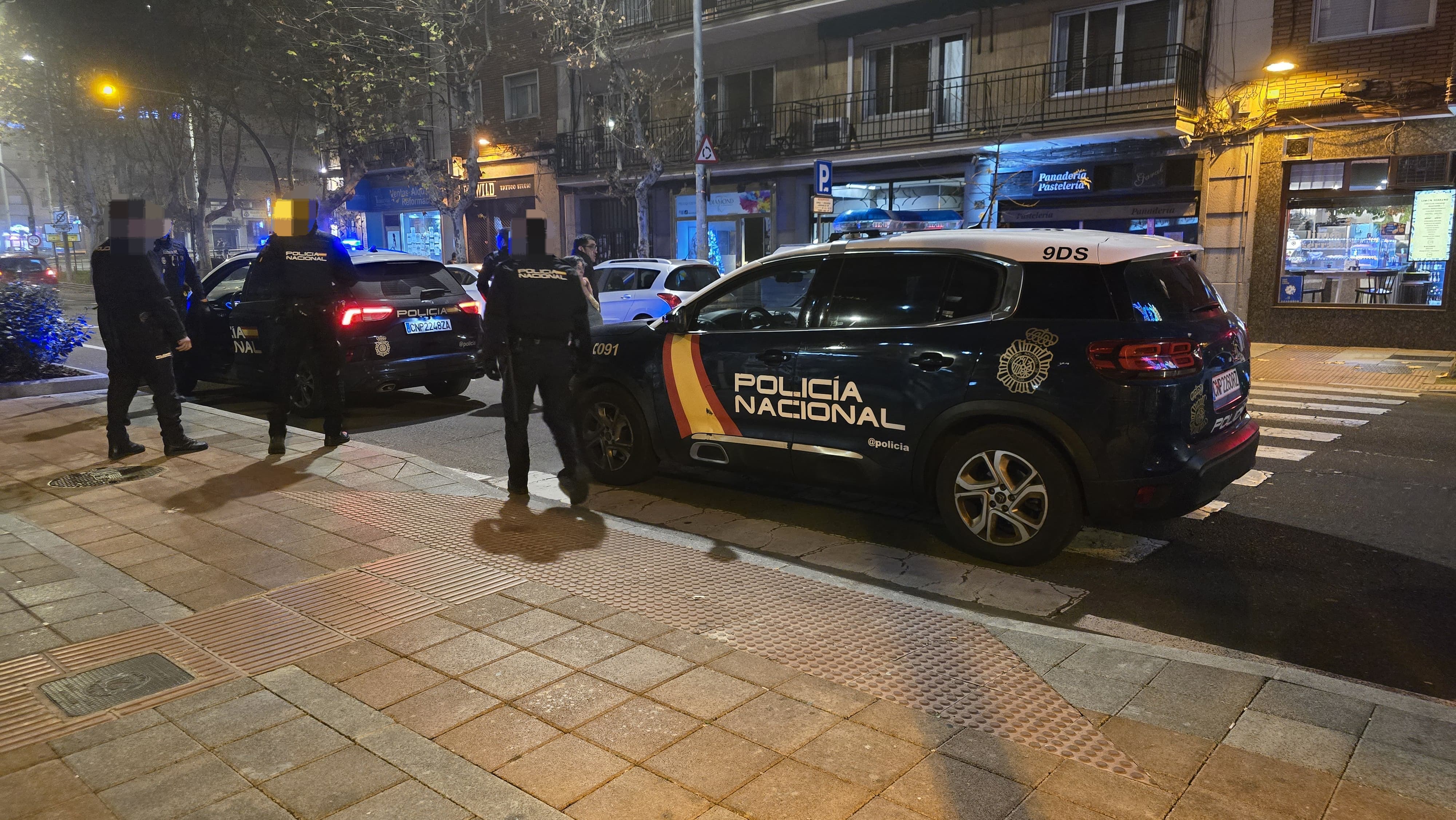 a Policía Nacional detiene a una mujer en el paseo de Torres Villarroel 