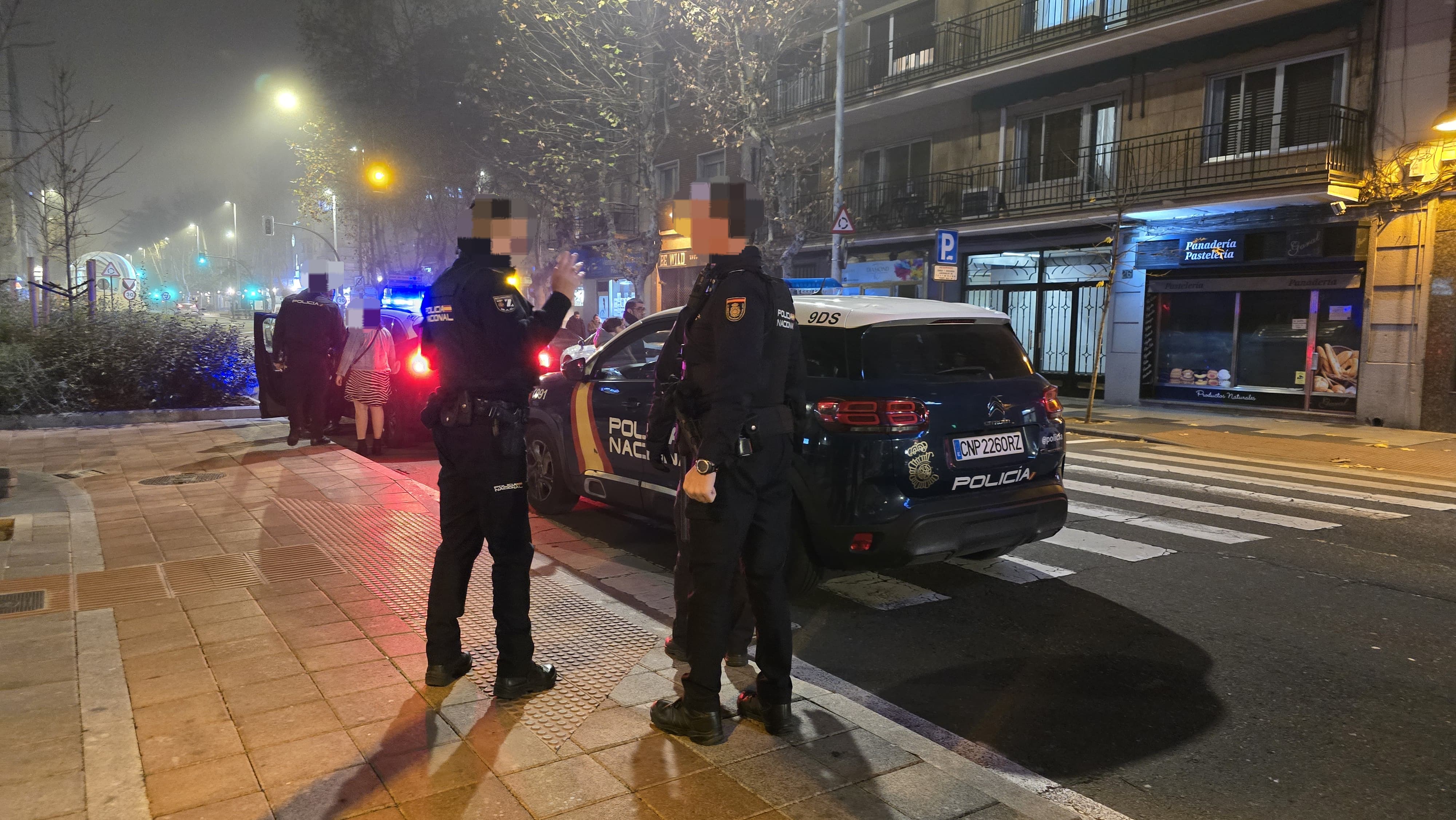 a Policía Nacional detiene a una mujer en el paseo de Torres Villarroel 