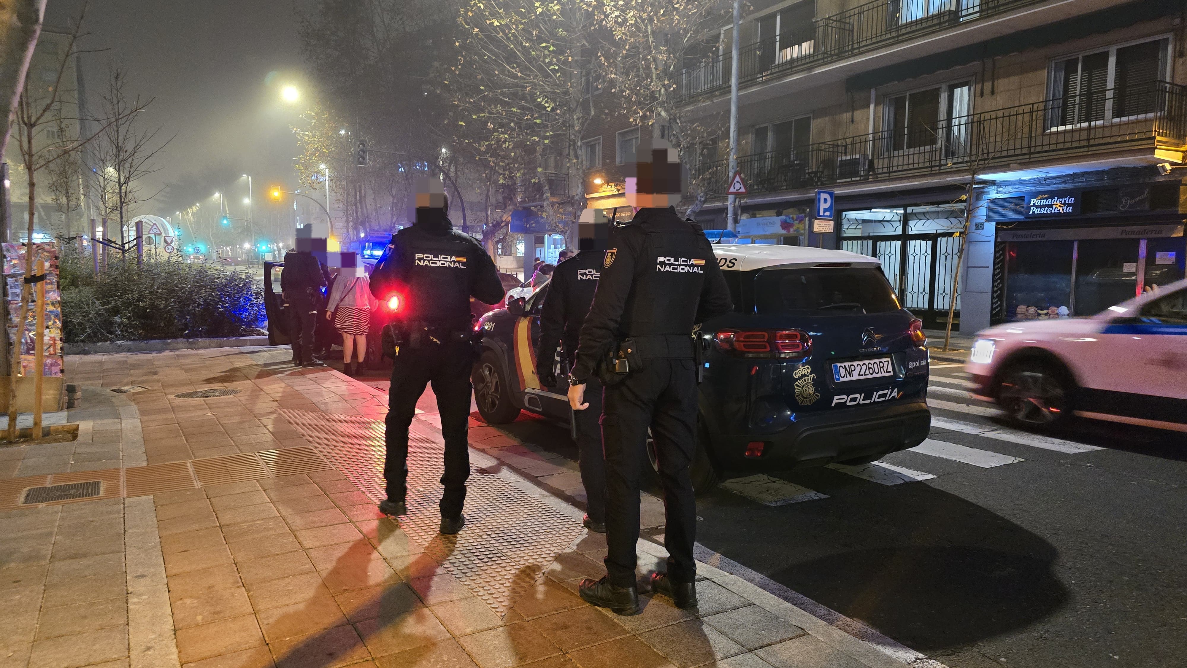 a Policía Nacional detiene a una mujer en el paseo de Torres Villarroel 