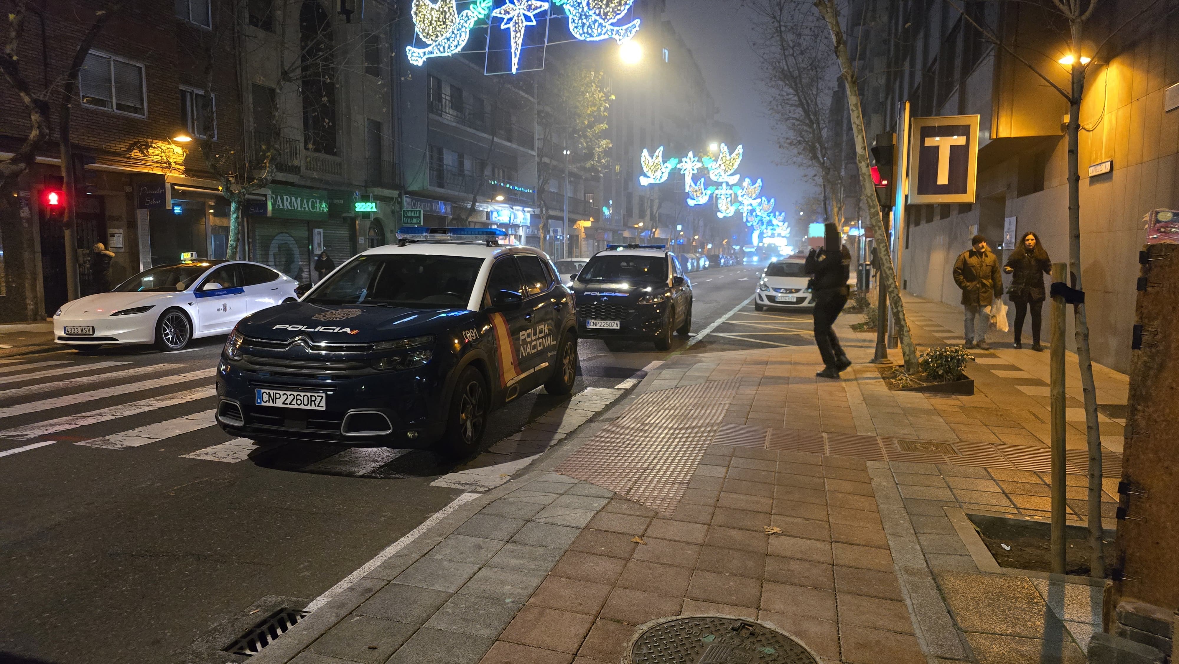 a Policía Nacional detiene a una mujer en el paseo de Torres Villarroel 