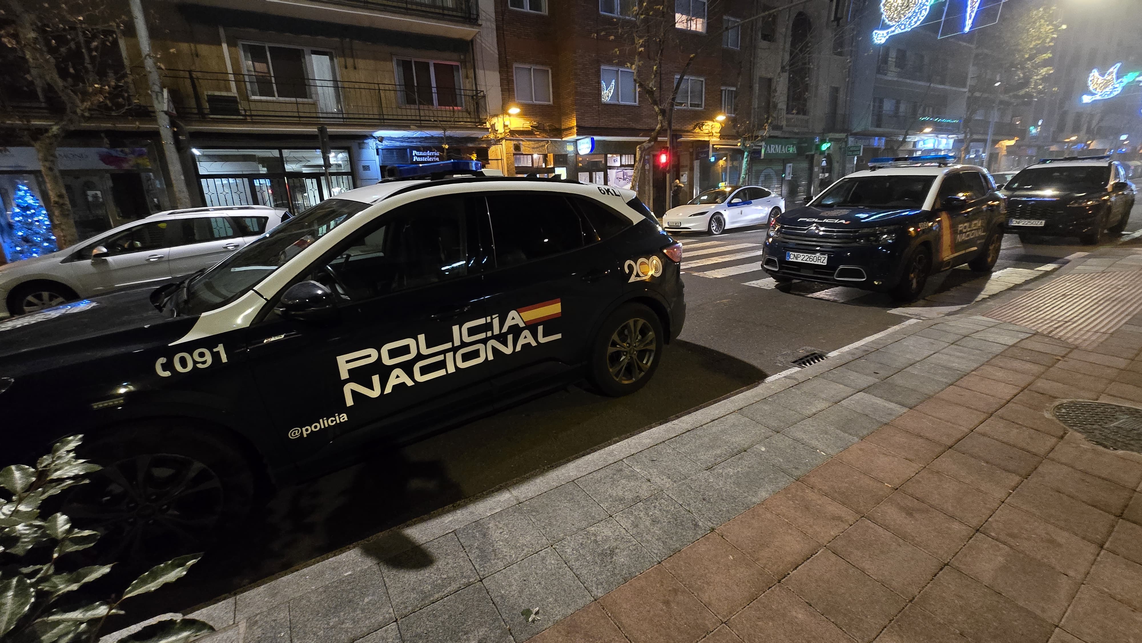 a Policía Nacional detiene a una mujer en el paseo de Torres Villarroel 