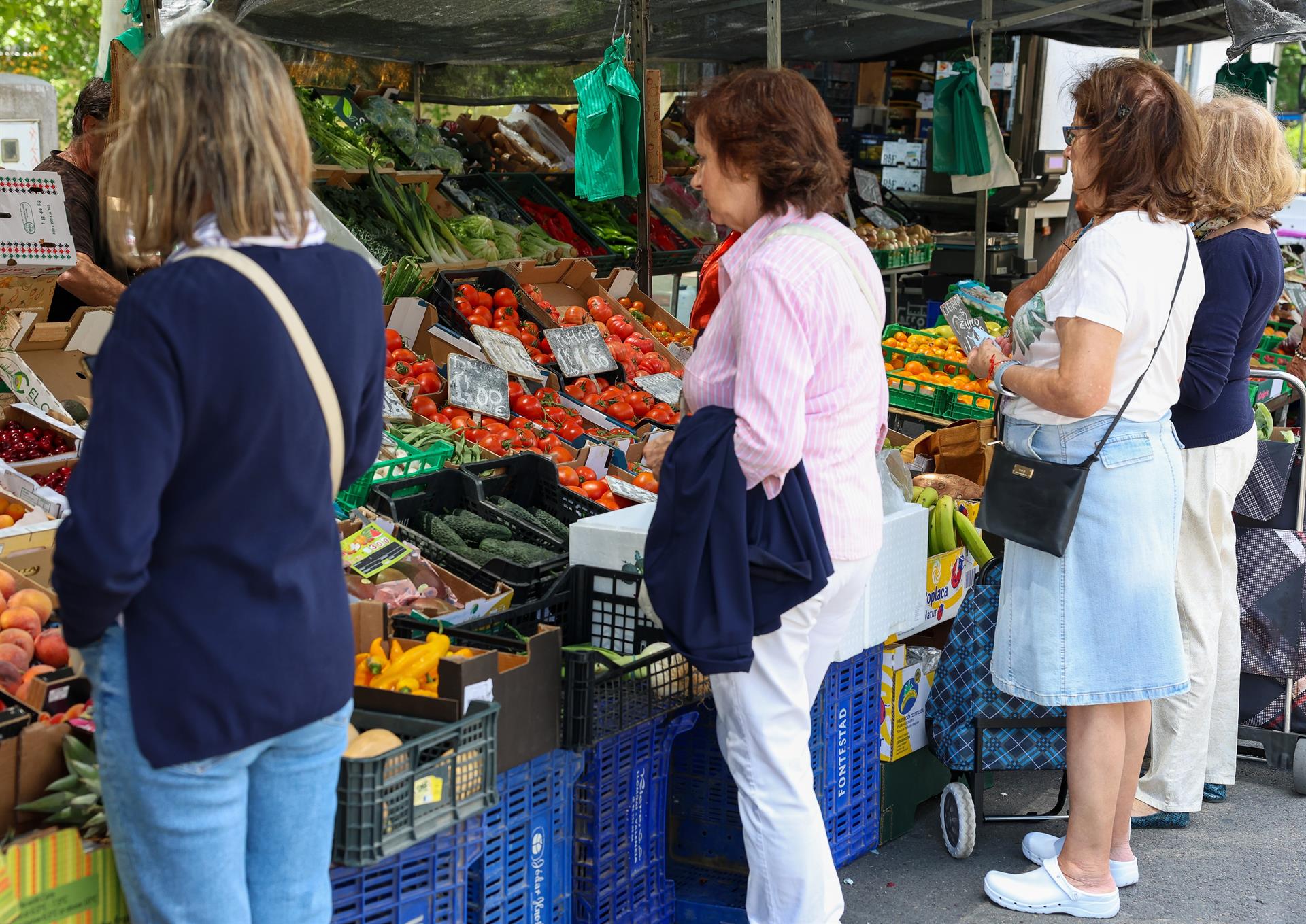 Archivo - Varias personas esperan en un mercado de la Comunidad de Madrid, a 12 de junio de 2024, en Madrid (España). El Gobierno ha afirmado hoy que su intención es prorrogar la rebaja del IVA a algunos alimentos que finaliza el próximo 30 de junio porqu - Marta Fernández Jara - Europa Press - Archivo