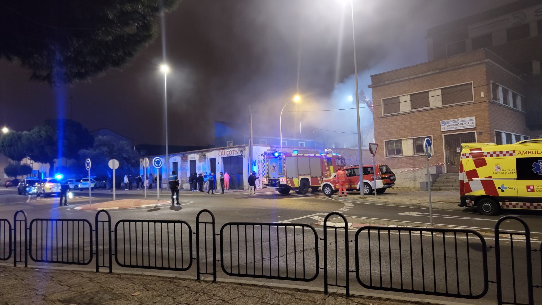 GALERÍA | Aparatoso incendio en el tejado de unas viviendas de la avenida de Lasalle